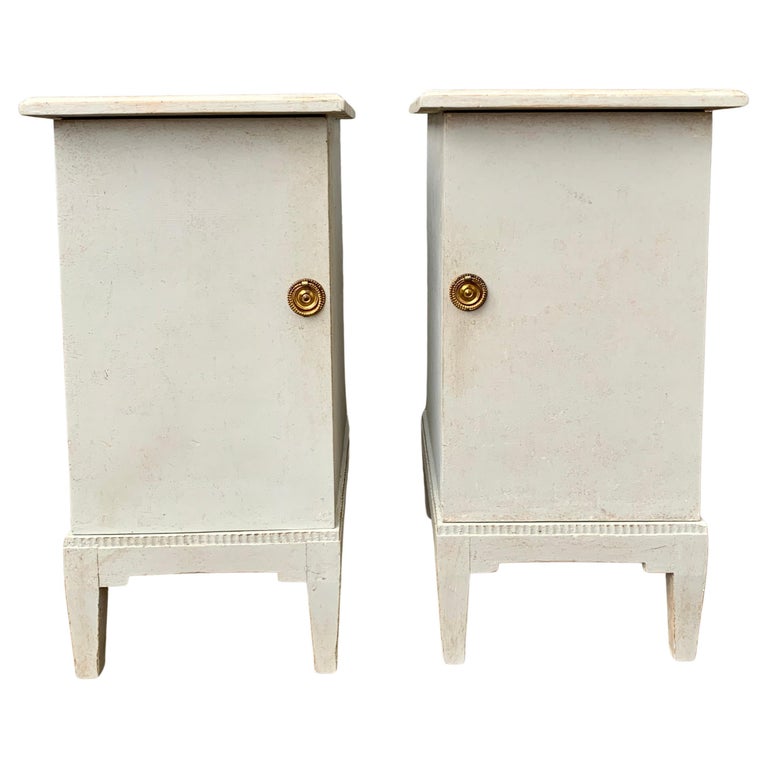 Pair of Swedish White Painted Gustavian Nightstands For Sale at 1stDibs