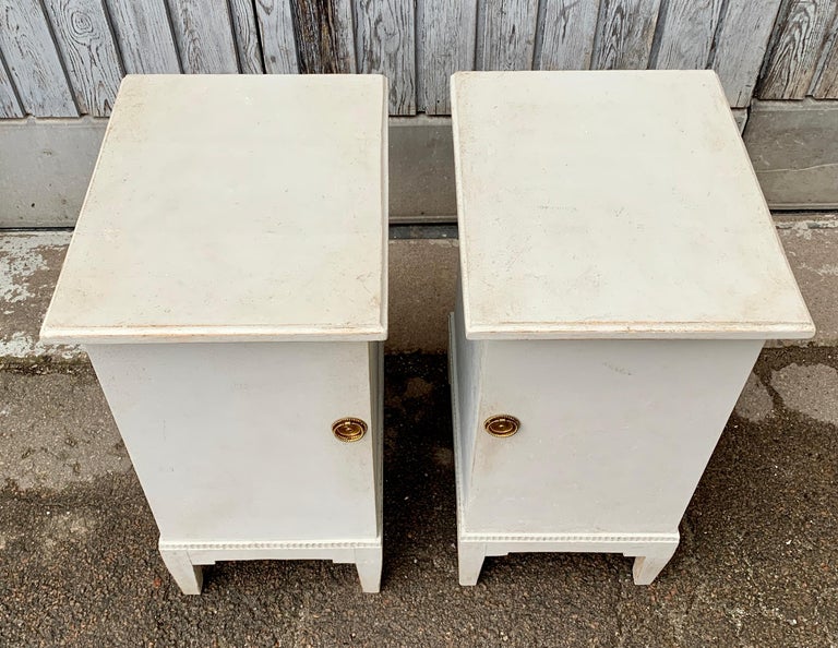 Pair of Swedish White Painted Gustavian Nightstands For Sale at 1stDibs