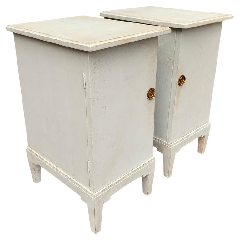 Pair of Swedish White Painted Gustavian Nightstands For Sale at 1stDibs