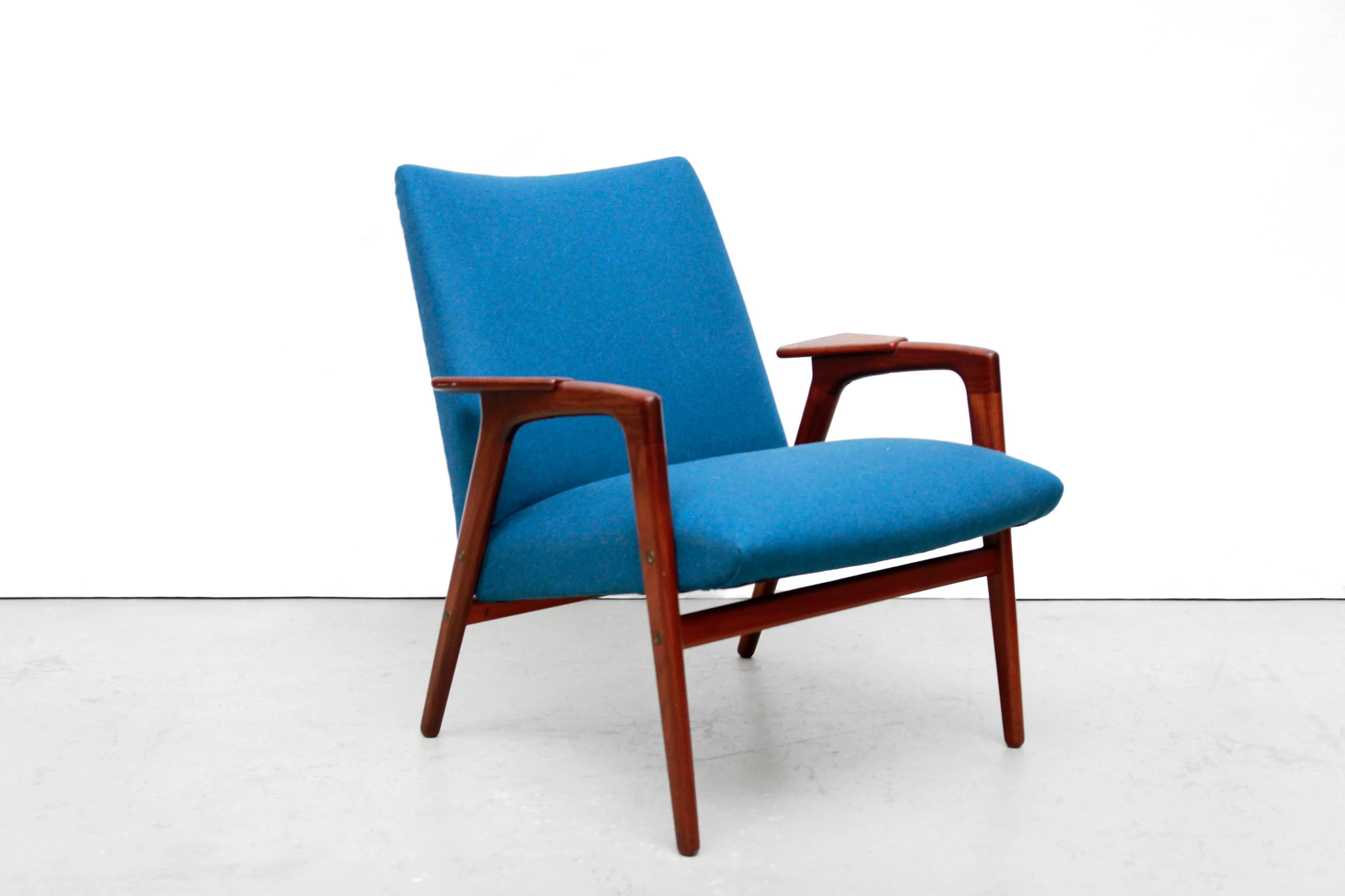 Beautiful and comfortable set of two Ruster armchairs designed by the Swedish designer Yngve Ekstrom for Swedese and sold in the Netherlands by Dutch manufacturer Pastoe.
The set consists of an armchair with high back, and one with a low back, also
