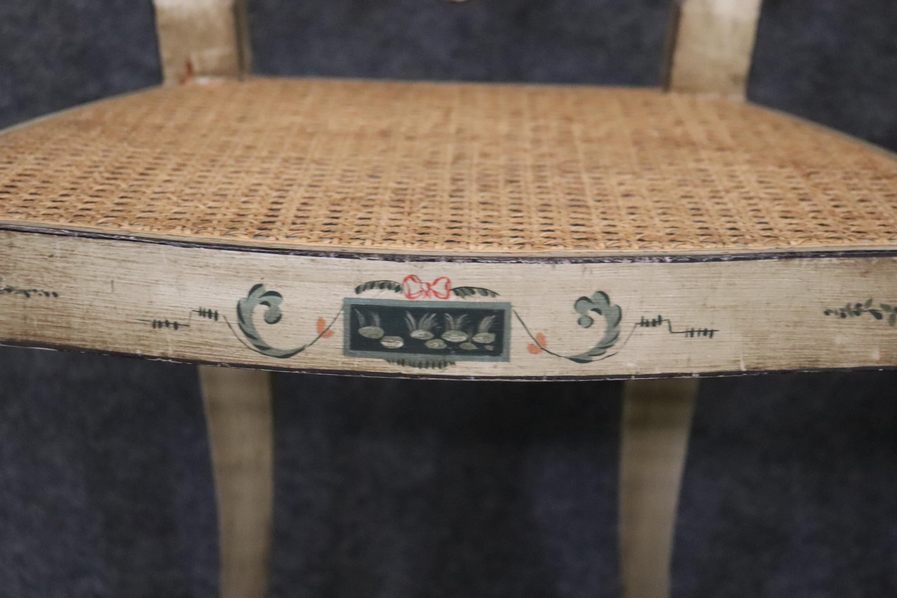 Canne Paire de chaises d'appoint Adams à dossier en forme de cœur décorées de peinture à la canne, vers 1920 en vente