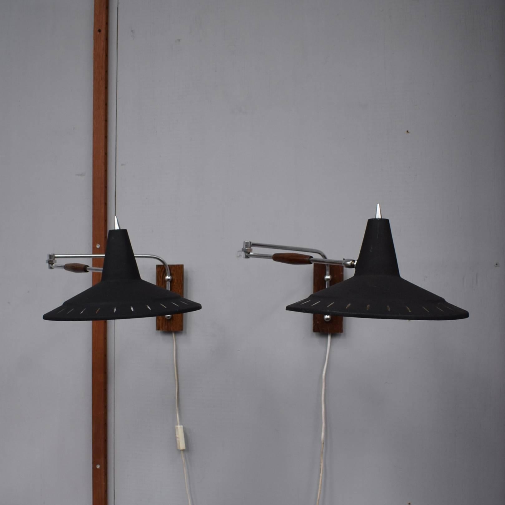 Pair of swing arm wall lamps produced by Anvia from the Dutch city of Almelo.
Anvia stands for ‘Algemene Nederlandse Verlichtings Industrie
Almelo’, which roughly translates into ‘General Dutch Lighting Industry Almelo’. The company was one of the