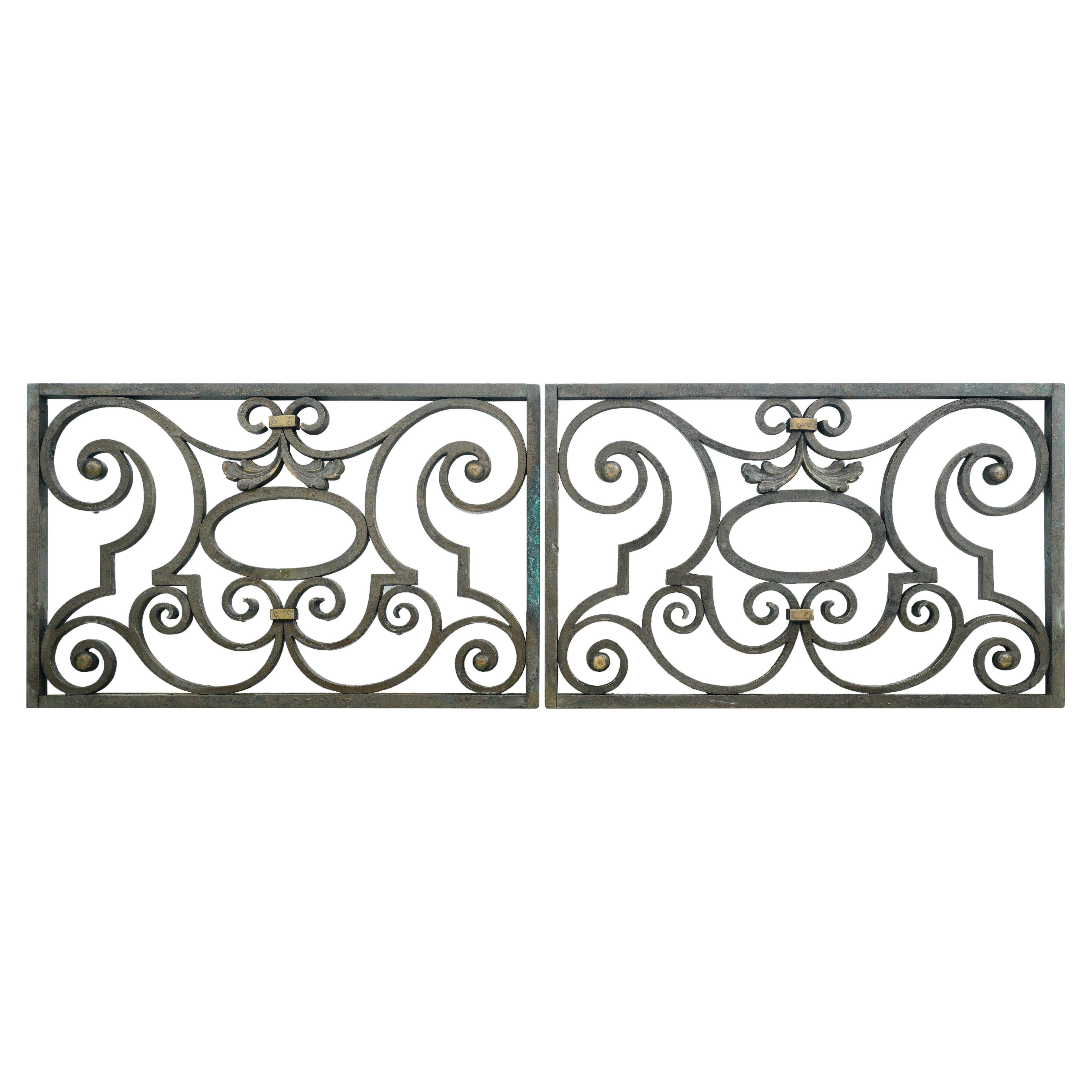 Paire de gardes-fenêtres en bronze moulé à motifs de tourbillons