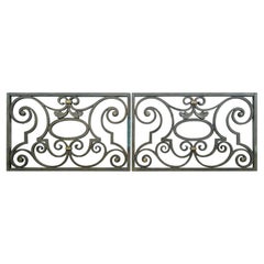 Paire de gardes-fenêtres en bronze moulé à motifs de tourbillons