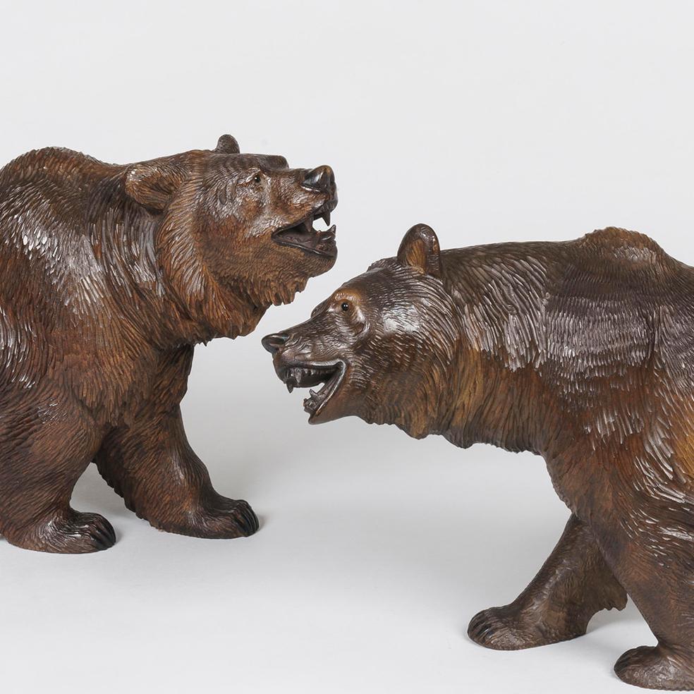 Suisse Paire de sculptures d'ours suisses du XIXe siècle provenant de la Forêt-Noire en vente