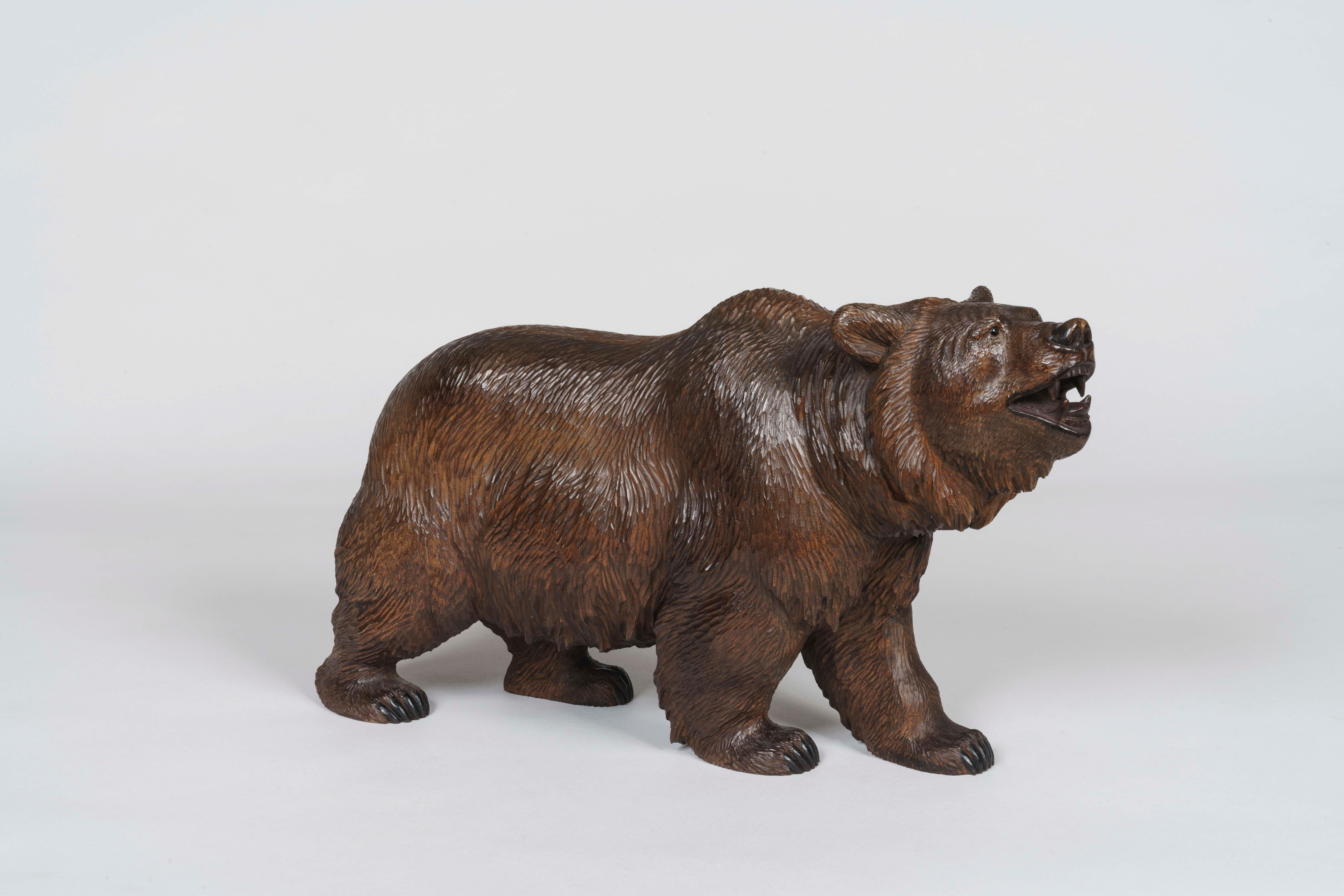 Sculpté à la main Paire de sculptures d'ours suisses du XIXe siècle provenant de la Forêt-Noire en vente