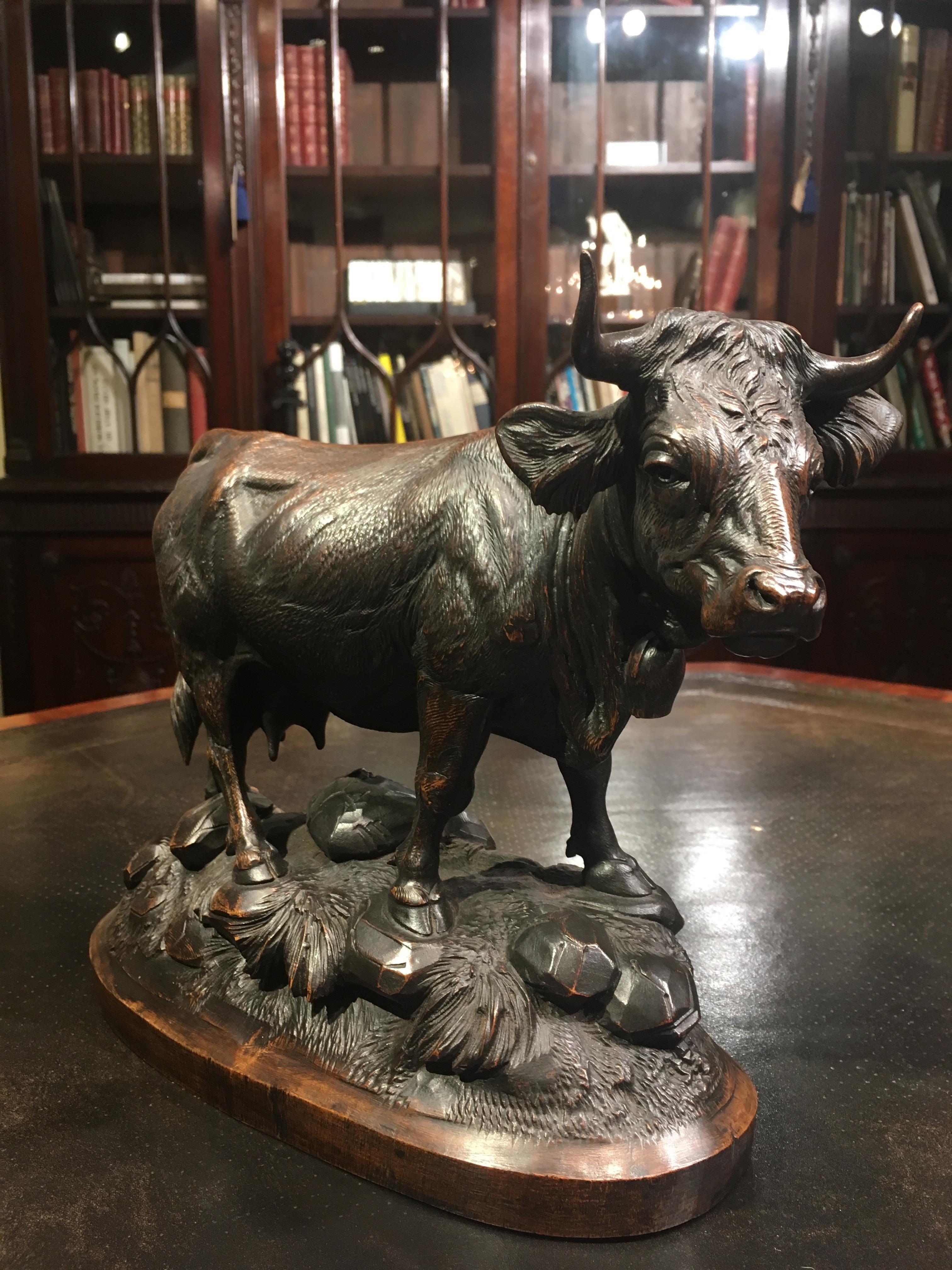 Hand-Carved Pair of Swiss 19th Century Carved Wooden Cattle For Sale