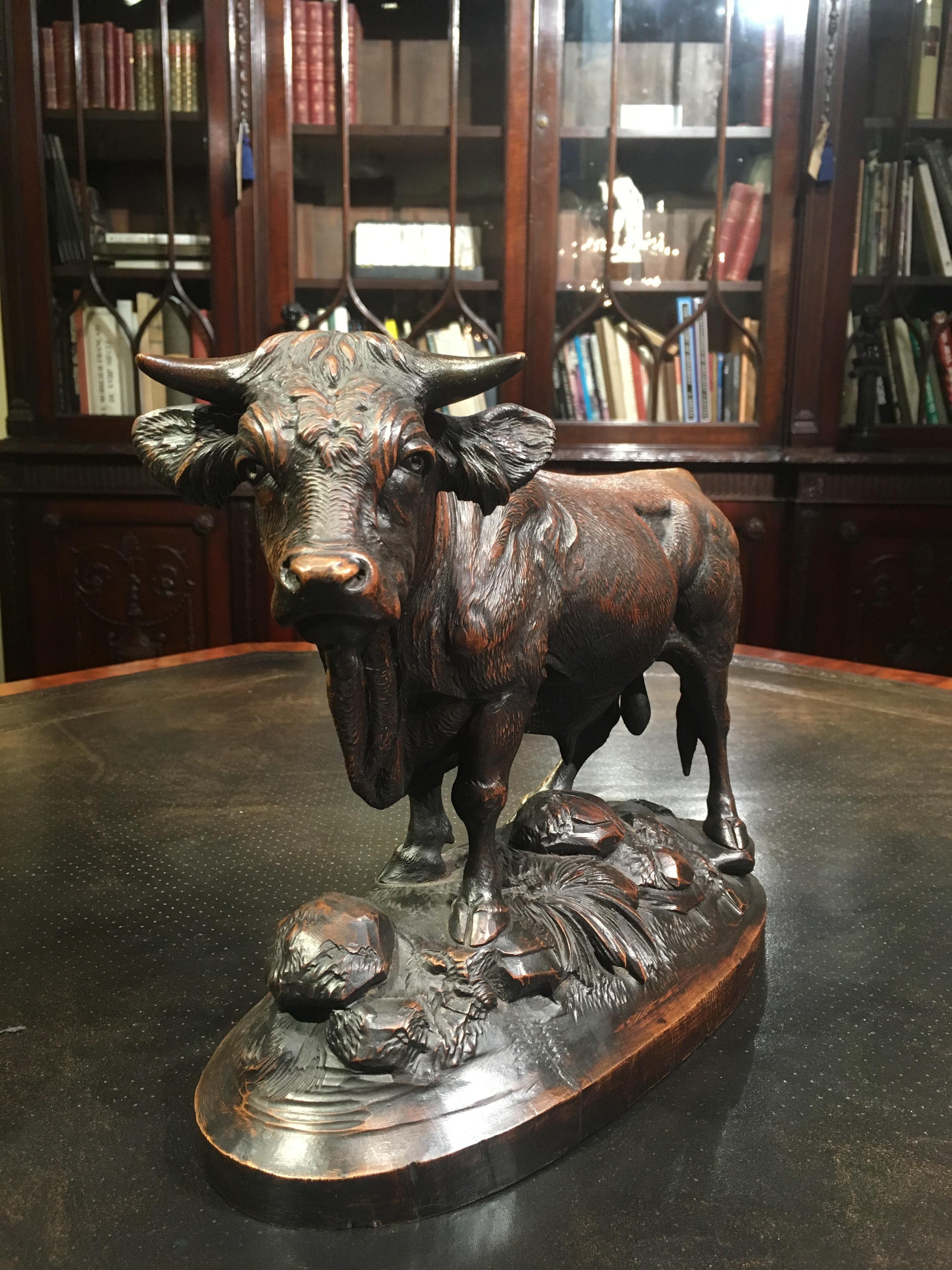 Pair of Swiss 19th Century Carved Wooden Cattle In Excellent Condition For Sale In London, GB