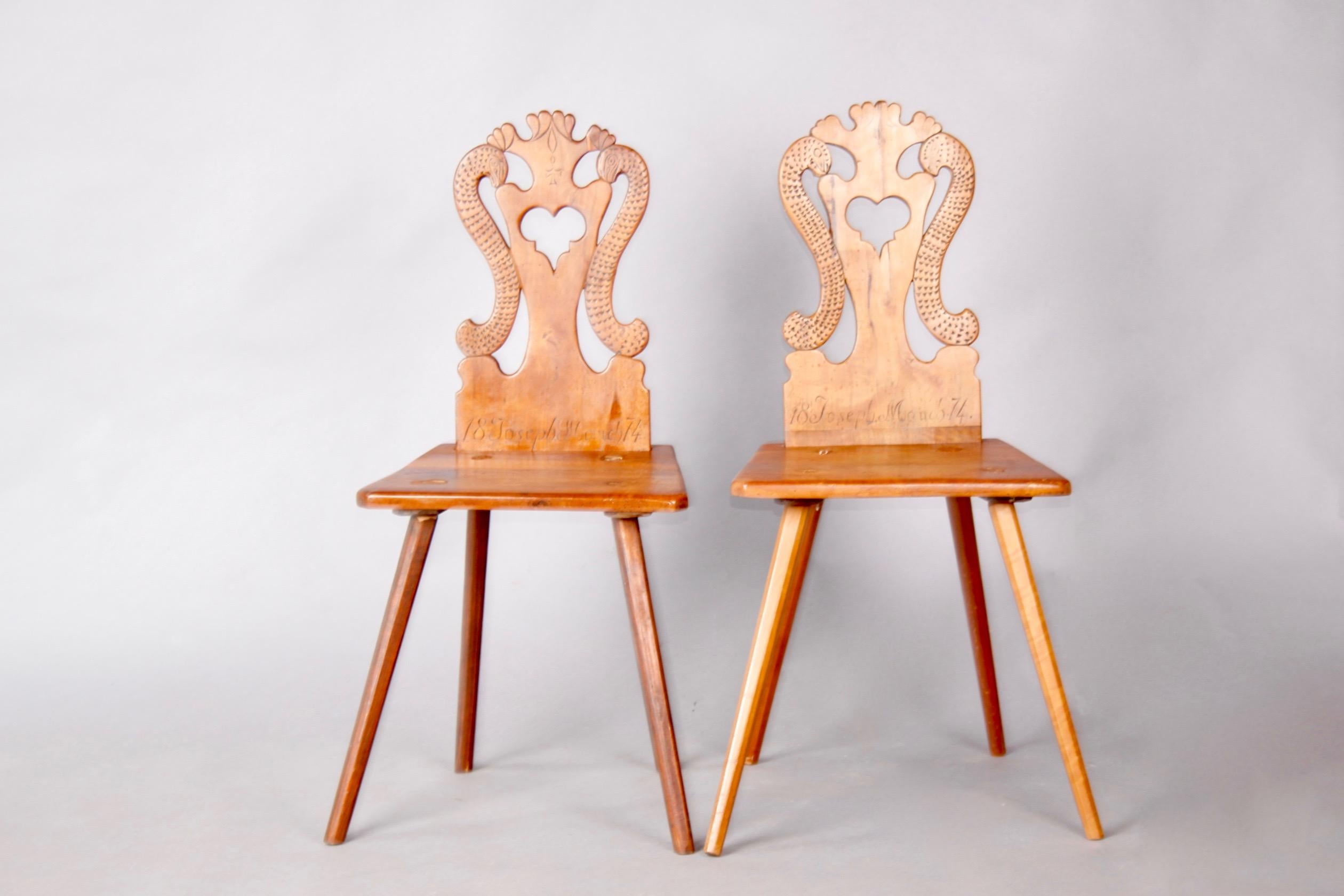 Pareja de escabeles alpinos suizos fechados en 1874 en Bueno estado para la venta en grand Lancy, CH