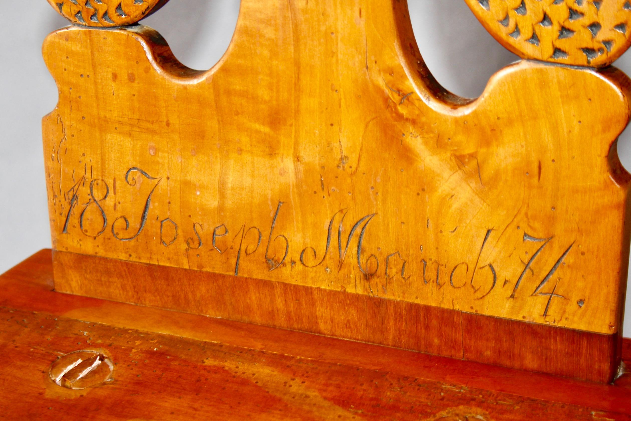 Pareja de escabeles alpinos suizos fechados en 1874 Madera en venta