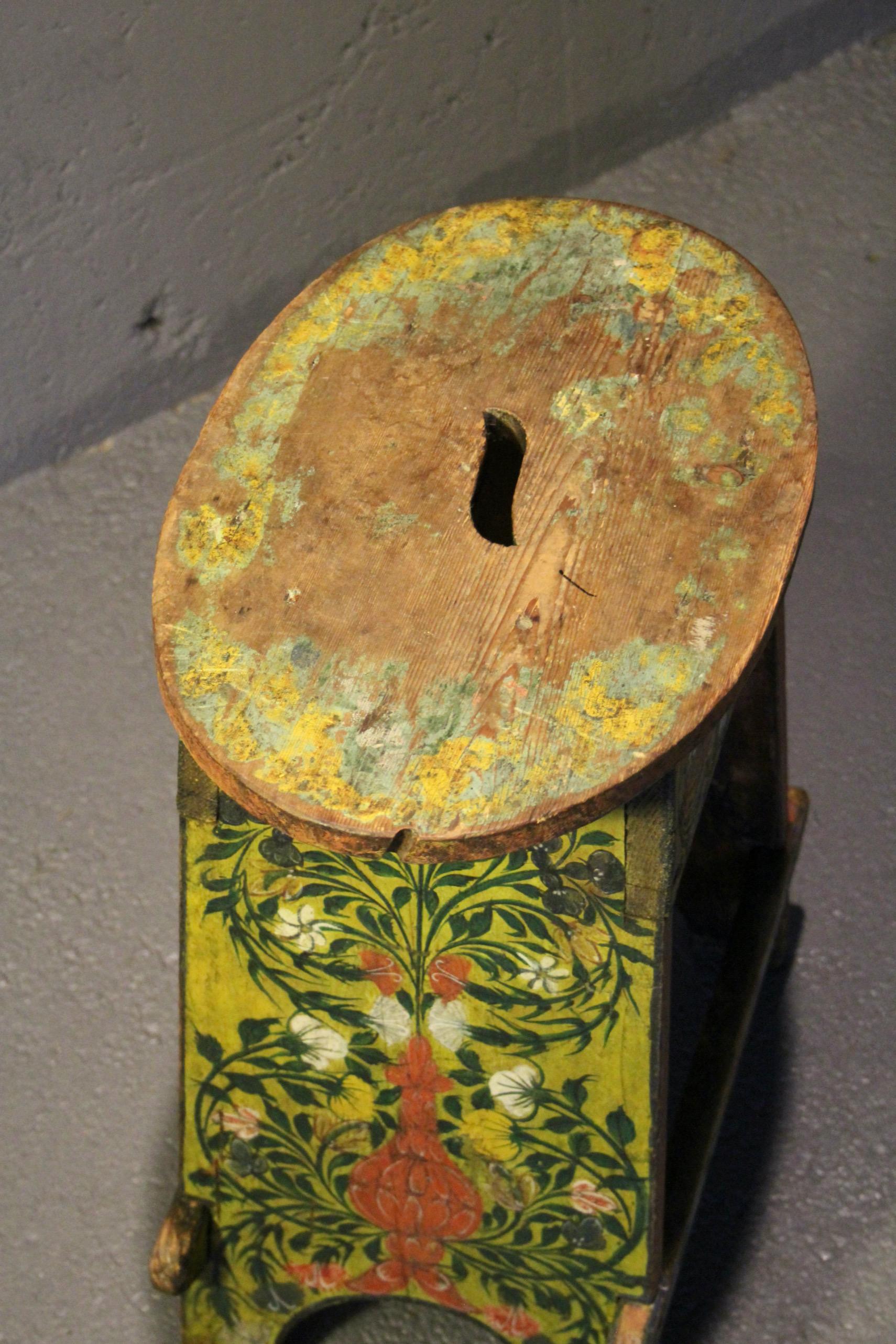 Paar bemalte Hocker von Schweizer Alpen im Angebot 1
