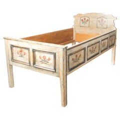 Paire de lits peints de style alpin suisse