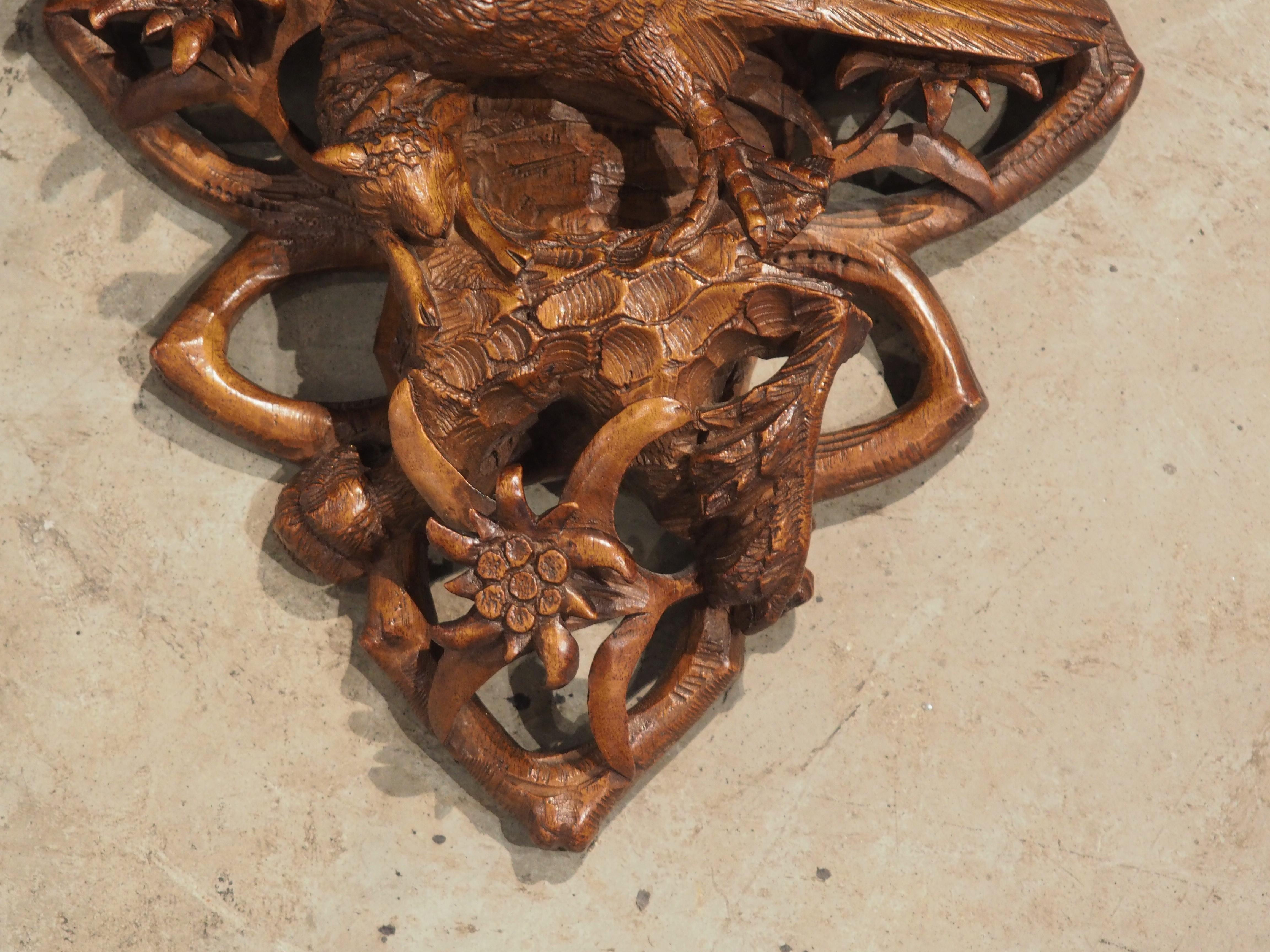 Paire de supports muraux suisses en noyer sculpté représentant un aigle de la Forêt-Noire, vers 1900 4