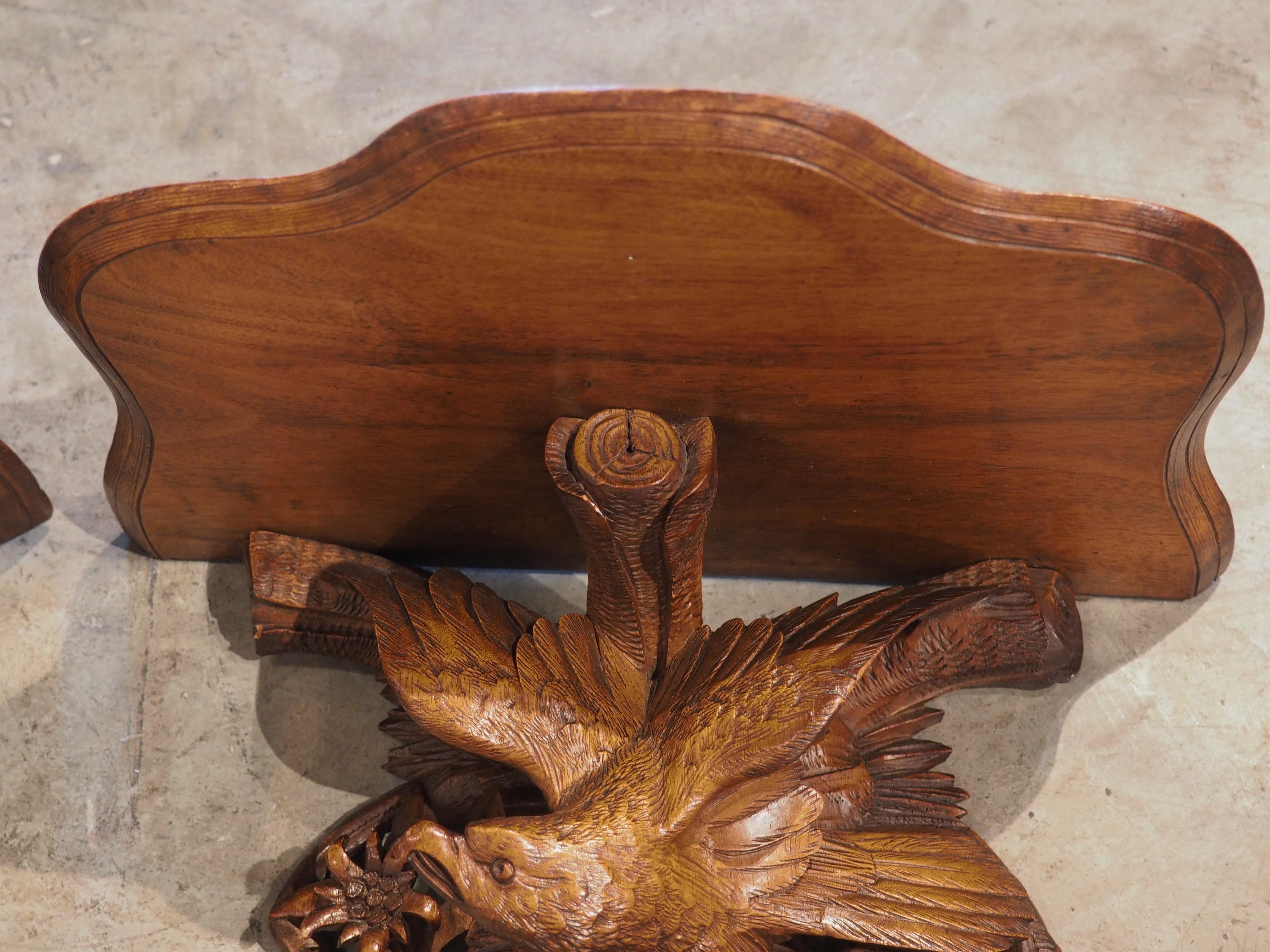 Paire de supports muraux suisses en noyer sculpté représentant un aigle de la Forêt-Noire, vers 1900 5