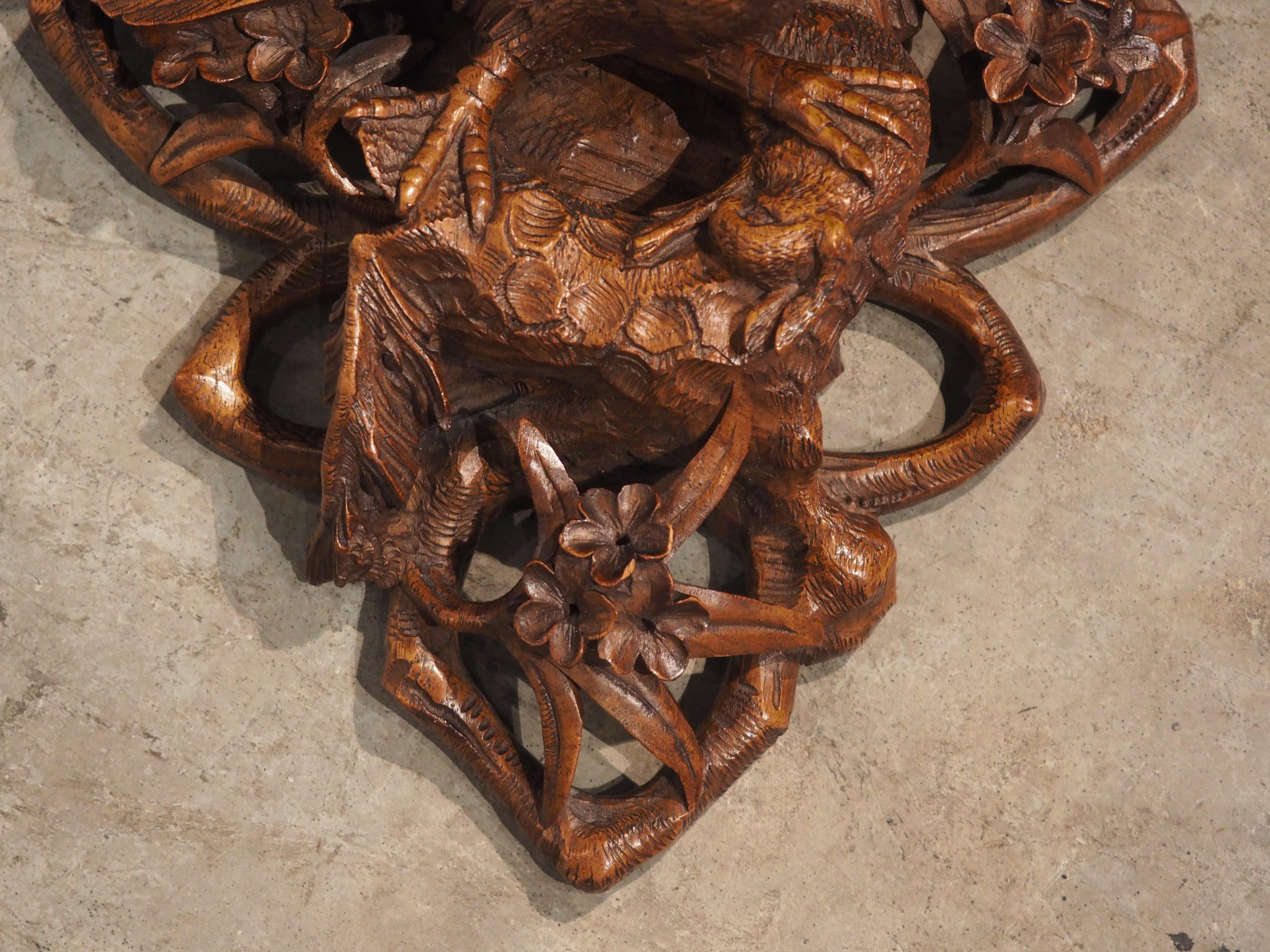 Paire de supports muraux suisses en noyer sculpté représentant un aigle de la Forêt-Noire, vers 1900 6