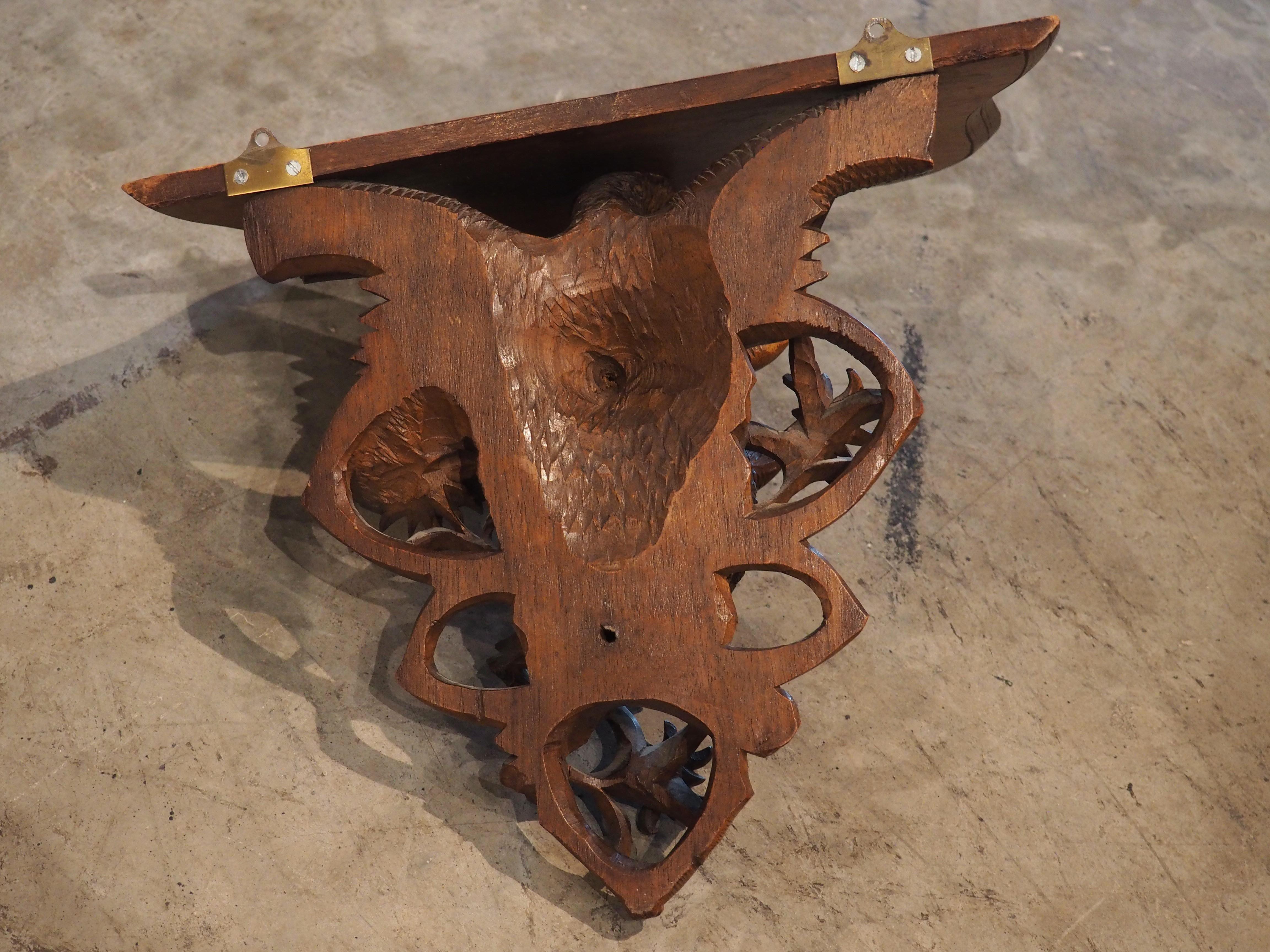 Paire de supports muraux suisses en noyer sculpté représentant un aigle de la Forêt-Noire, vers 1900 8