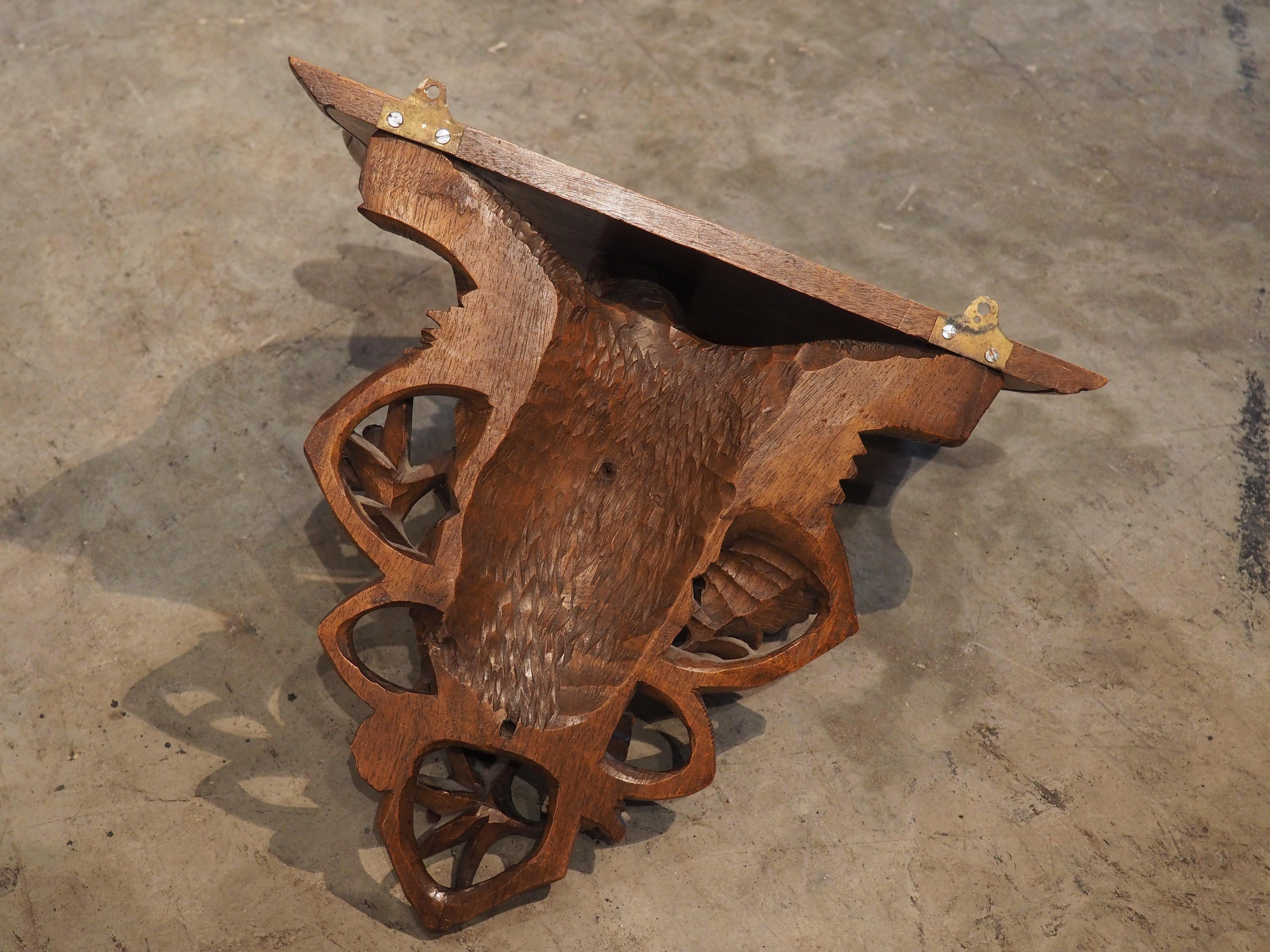 Paire de supports muraux suisses en noyer sculpté représentant un aigle de la Forêt-Noire, vers 1900 9