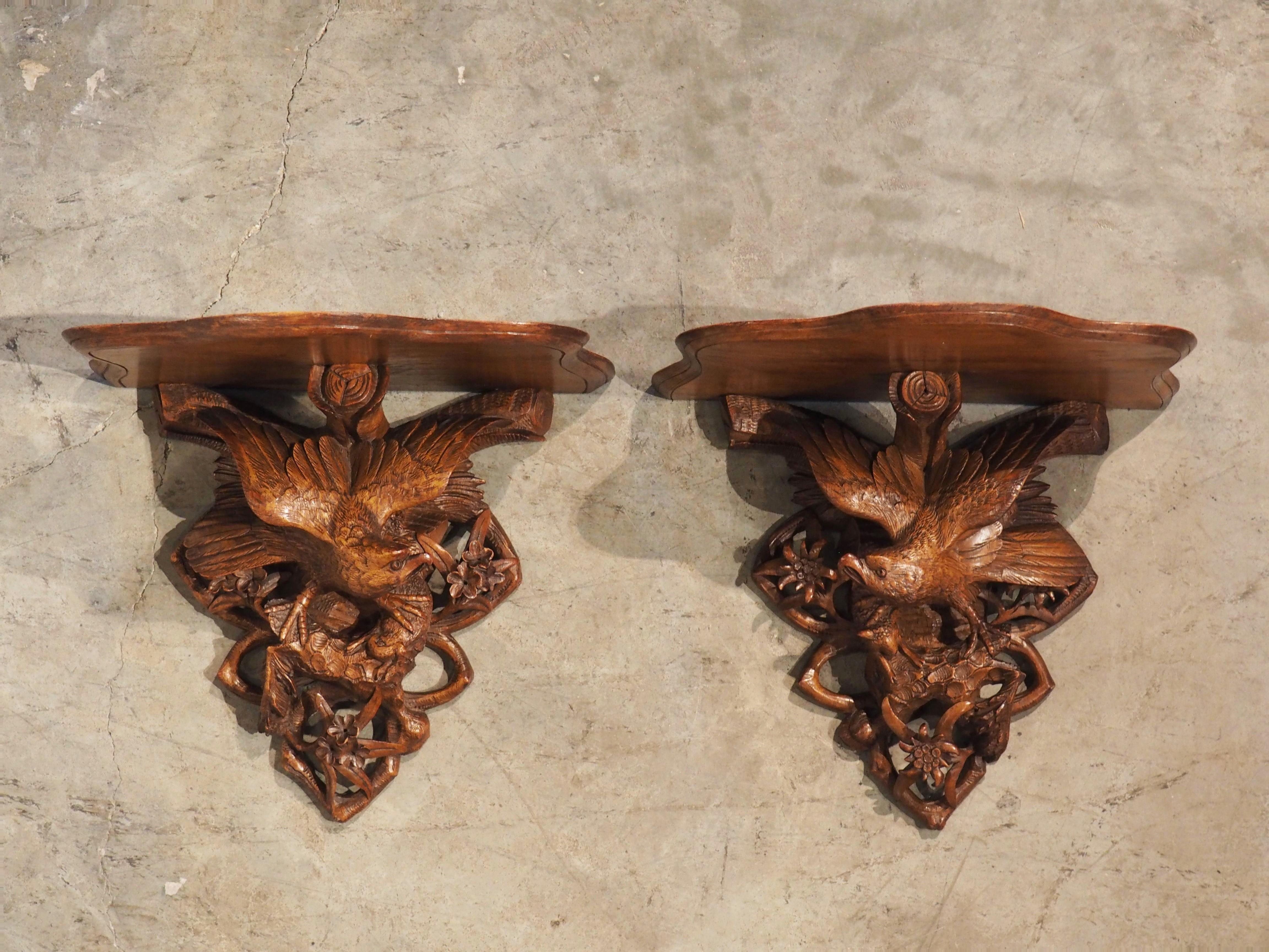 Paire de supports muraux suisses en noyer sculpté représentant un aigle de la Forêt-Noire, vers 1900 10