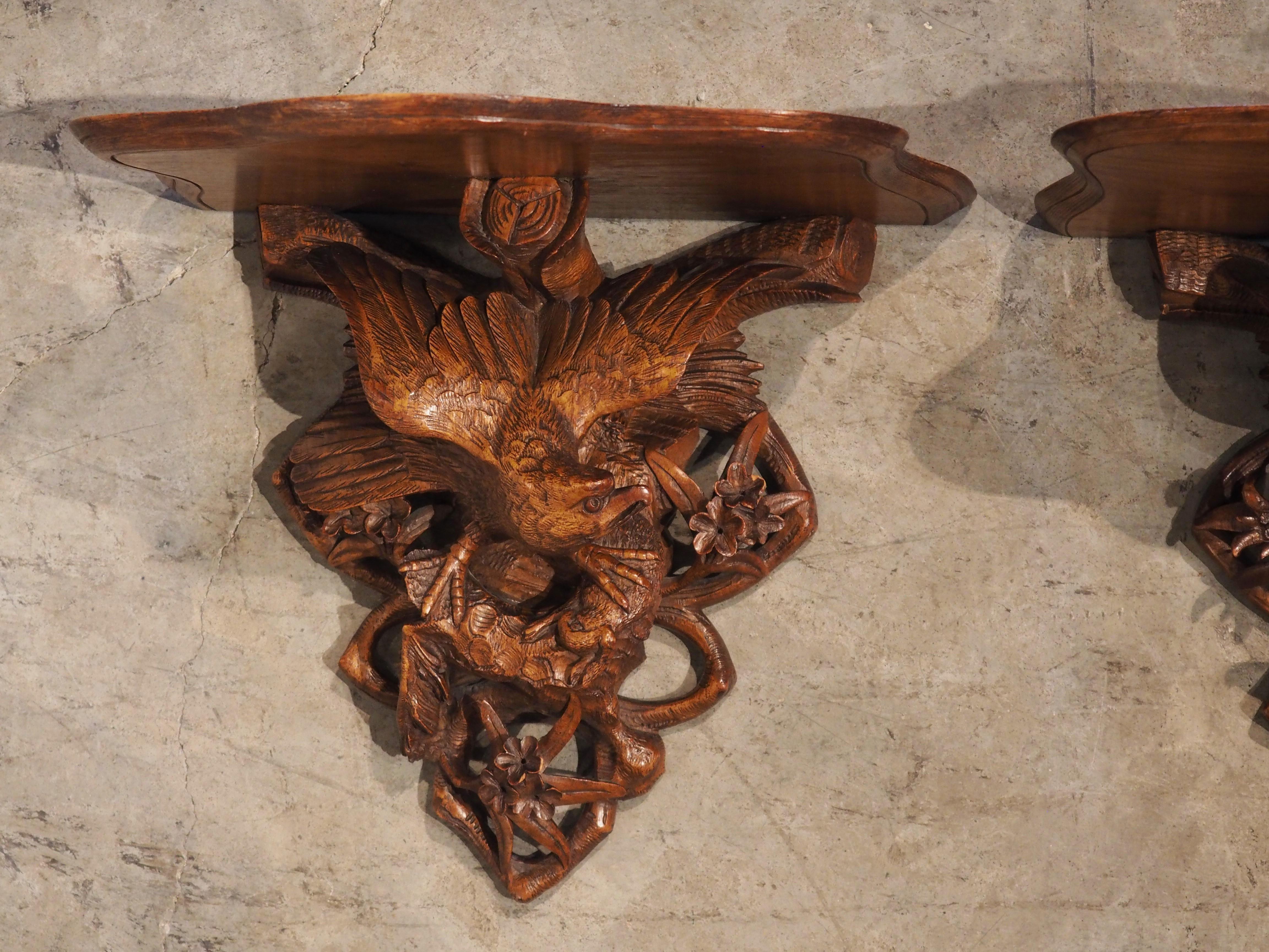 Suisse Paire de supports muraux suisses en noyer sculpté représentant un aigle de la Forêt-Noire, vers 1900