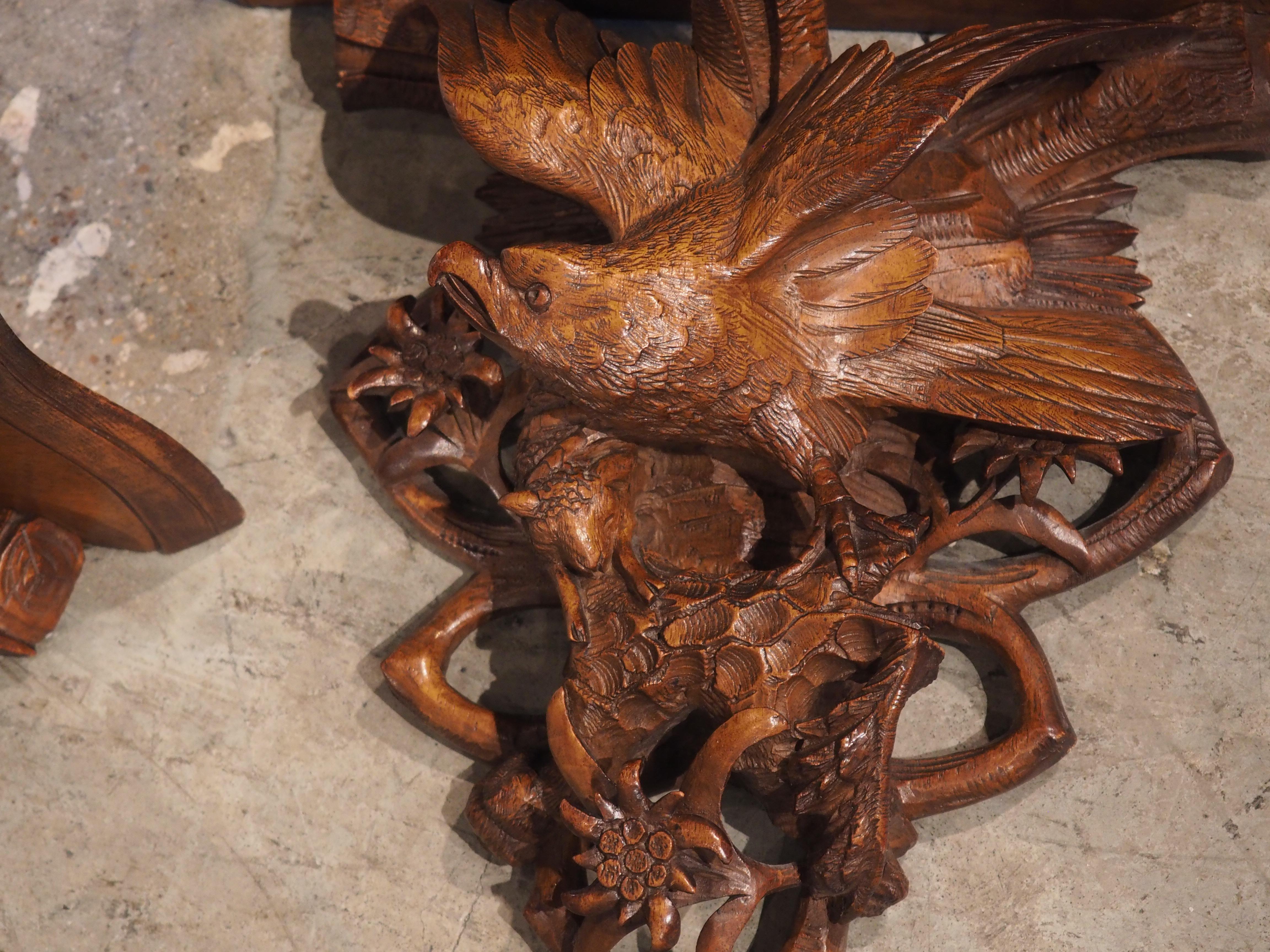 Sculpté à la main Paire de supports muraux suisses en noyer sculpté représentant un aigle de la Forêt-Noire, vers 1900