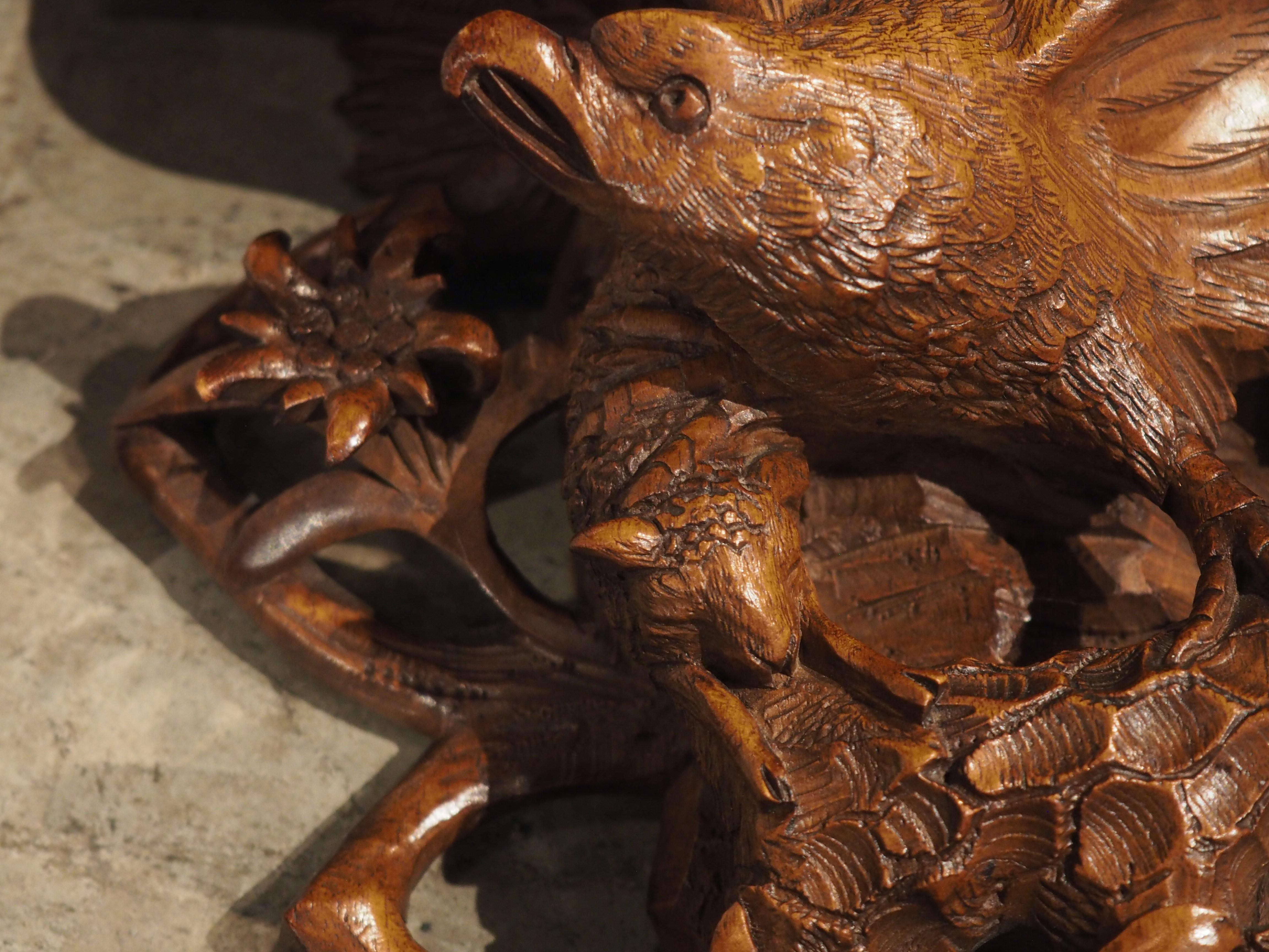 Paire de supports muraux suisses en noyer sculpté représentant un aigle de la Forêt-Noire, vers 1900 Bon état à Dallas, TX