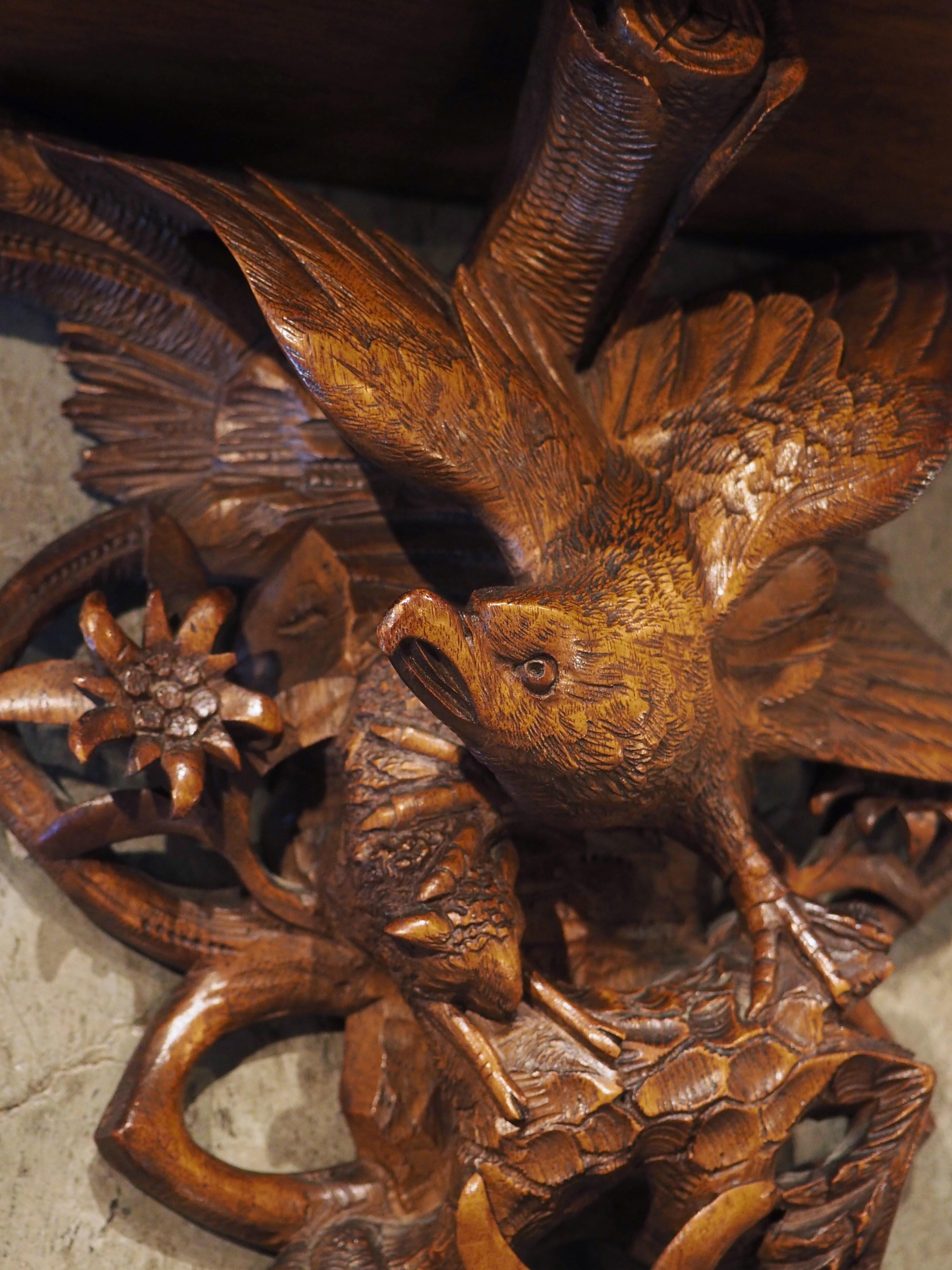 Noyer Paire de supports muraux suisses en noyer sculpté représentant un aigle de la Forêt-Noire, vers 1900