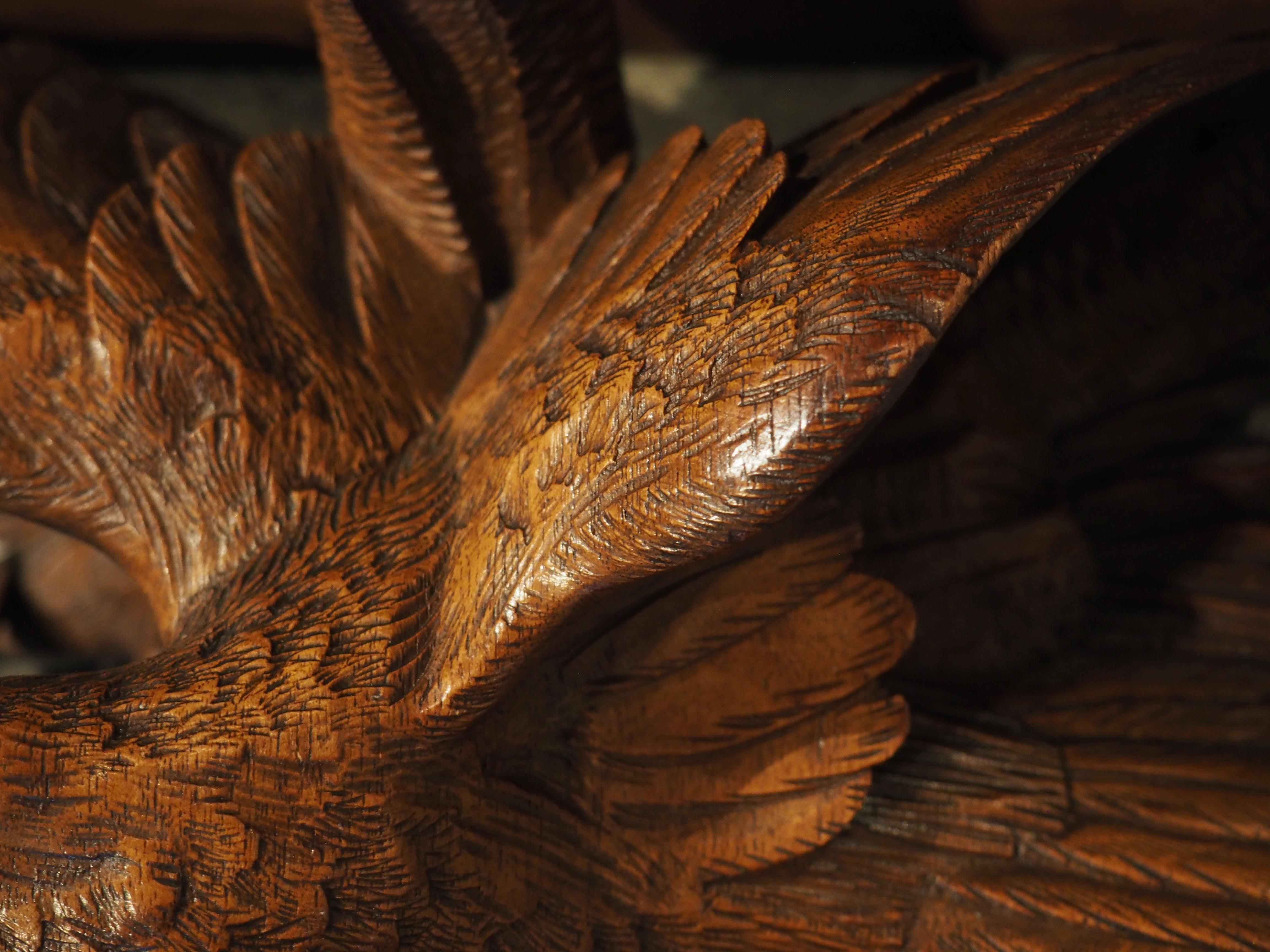Paire de supports muraux suisses en noyer sculpté représentant un aigle de la Forêt-Noire, vers 1900 1