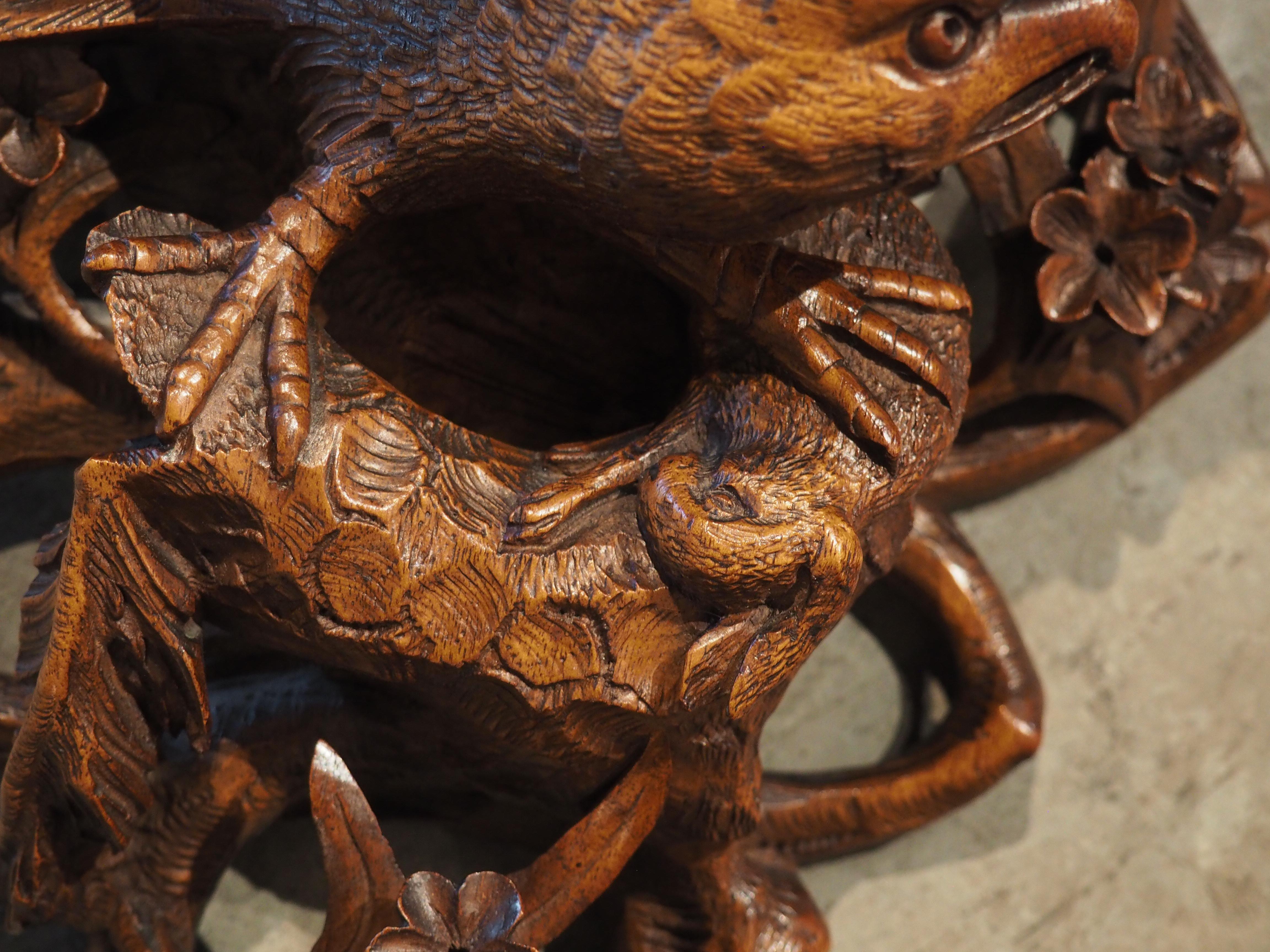 Paire de supports muraux suisses en noyer sculpté représentant un aigle de la Forêt-Noire, vers 1900 2