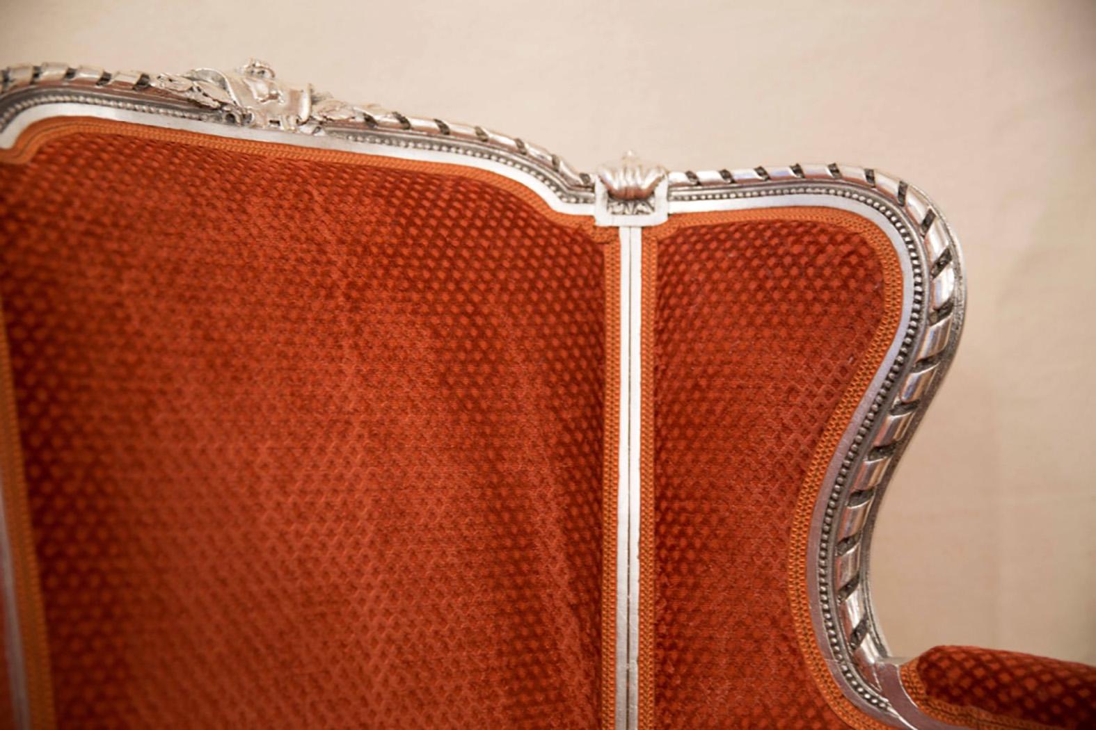 Paar Schweizer, französische Sessel, Louis XV.-Stil, Rokoko, versilbert, braun-rot im Angebot 4