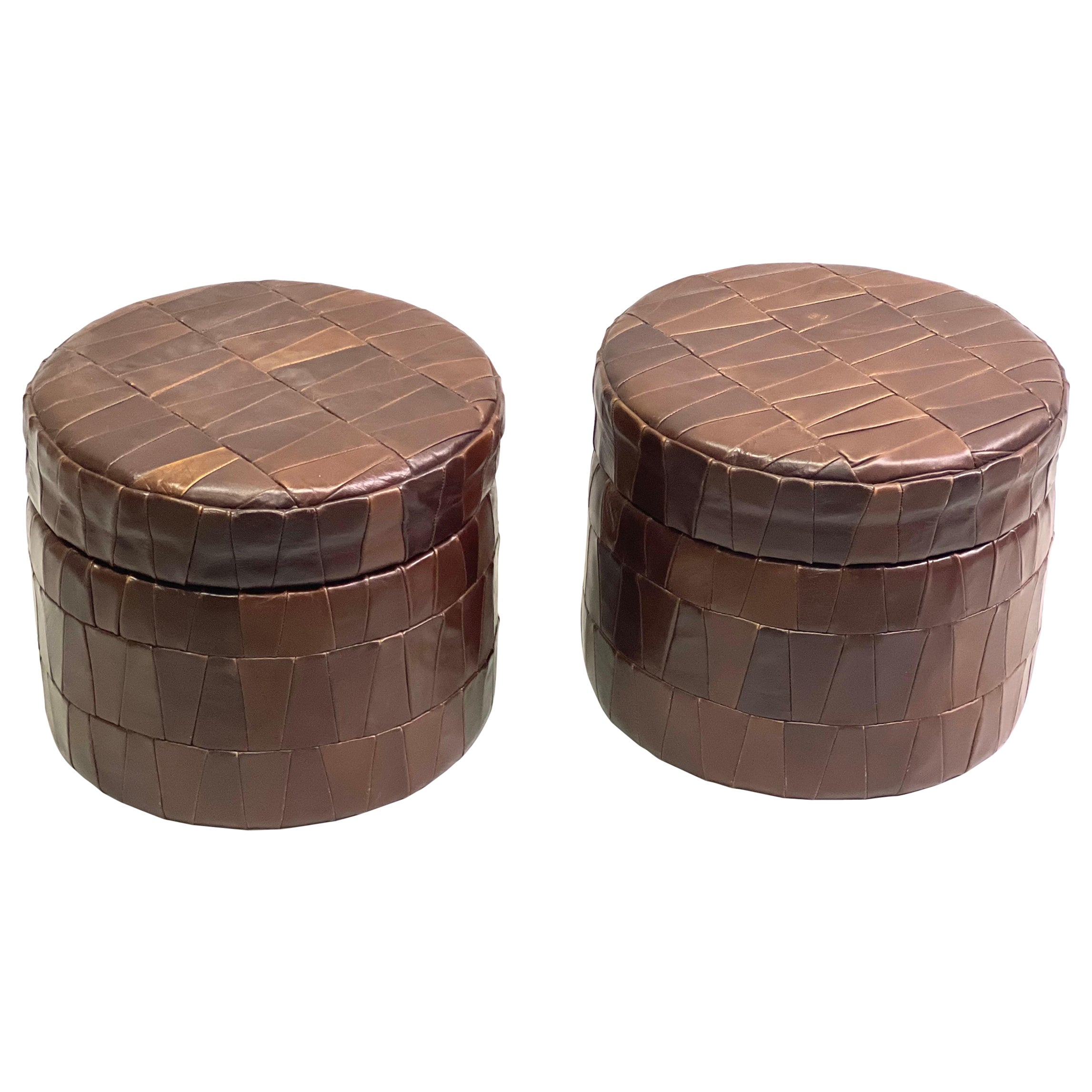 Pareja de otomanos/taburetes suizos modernos de cuero patchwork, De Sede, 1960 en venta