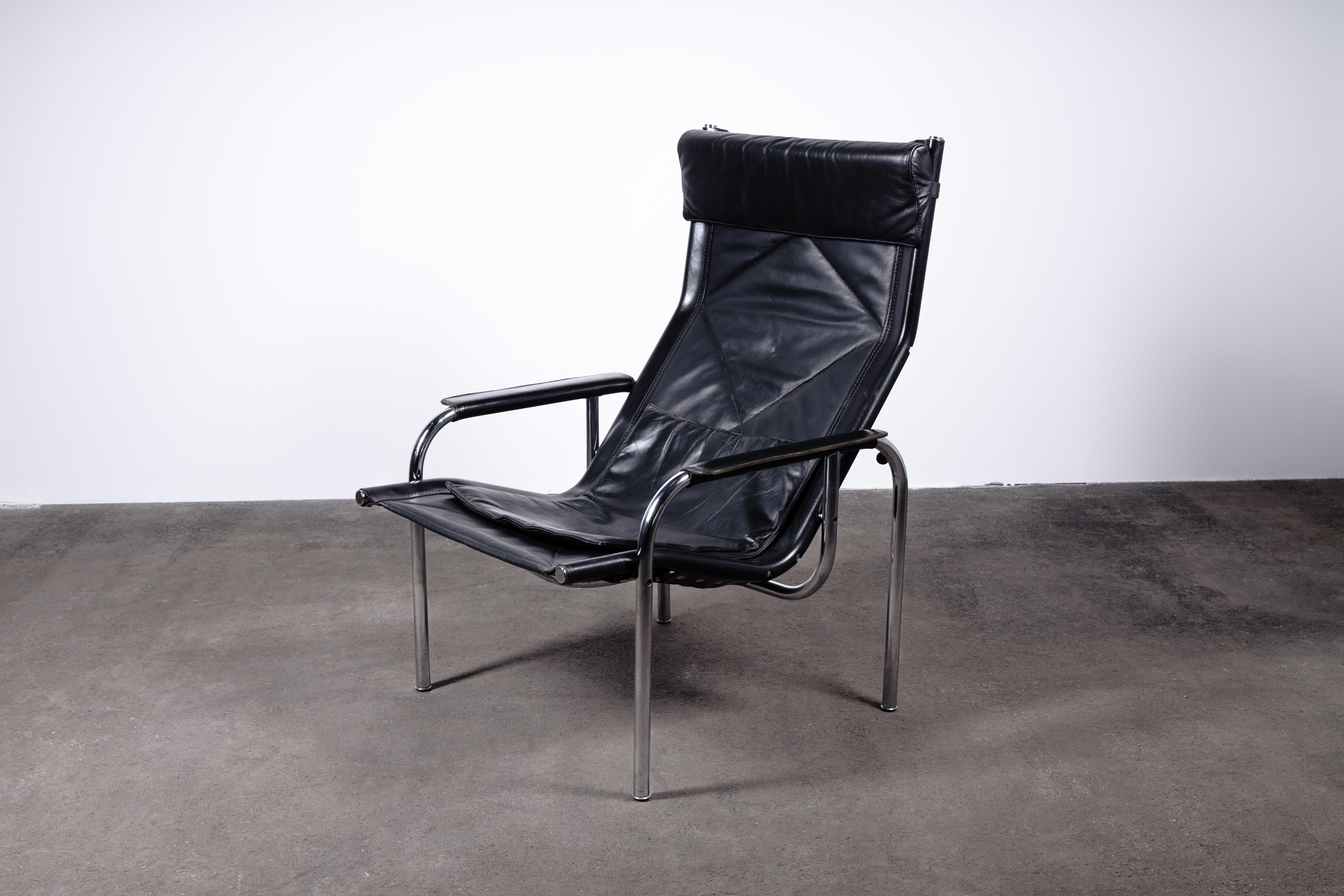 Mid-Century Modern Pair of Swiss Reclining Black Leather and Chrome Strässle Chairs by Eichenberger For Sale