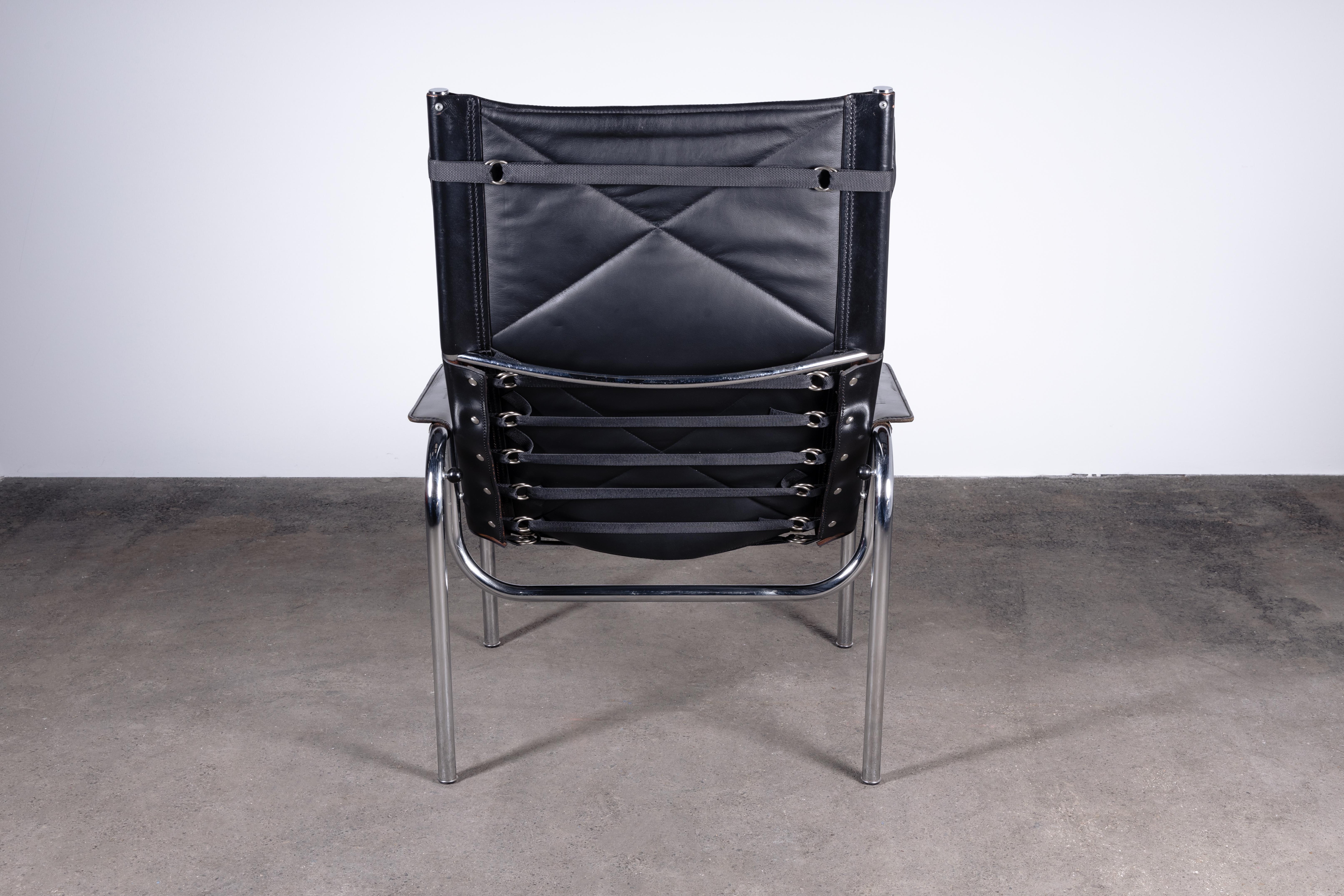 Paire de chaises suisses inclinables en cuir noir et chrome Strässle par Eichenberger en vente 1