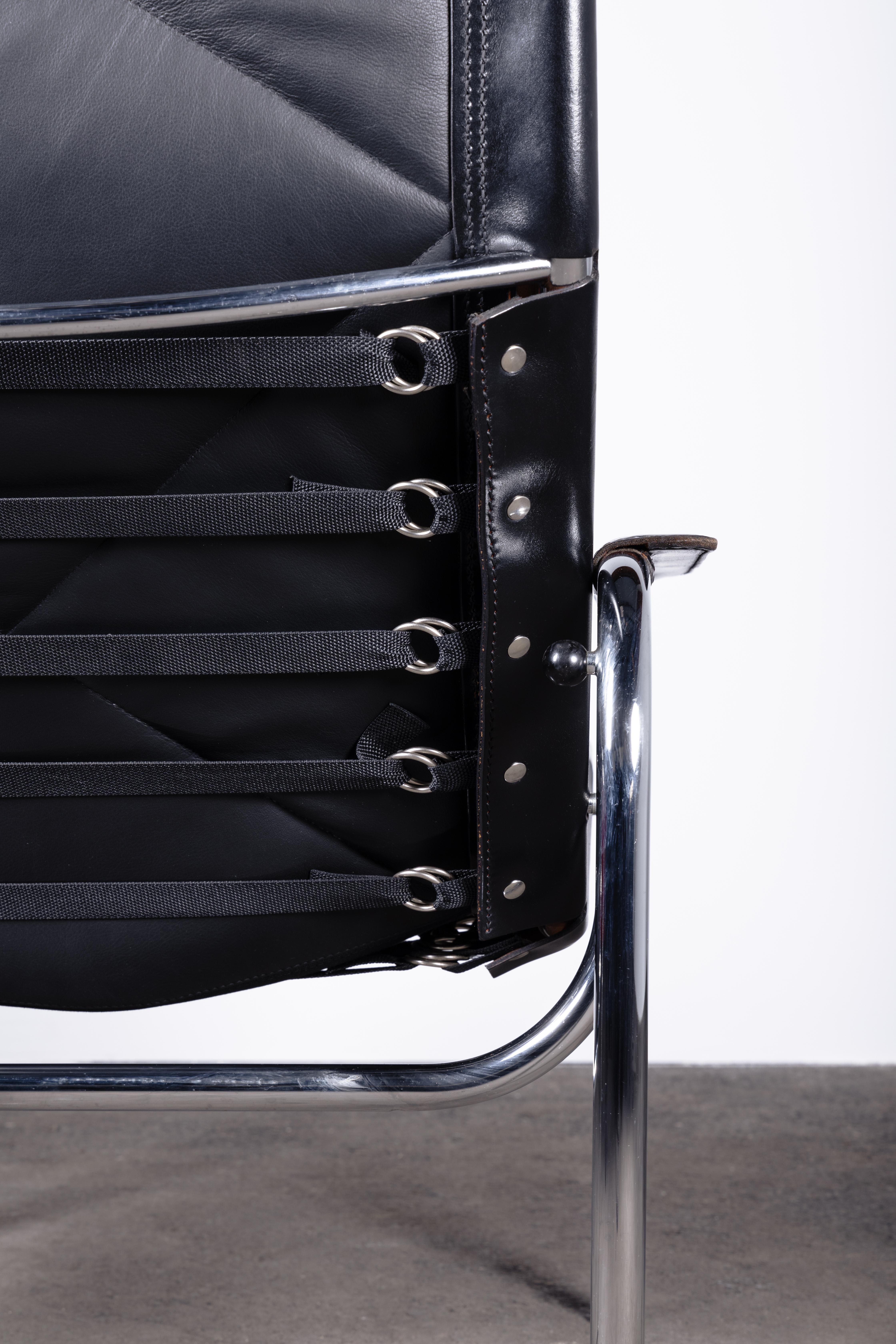 Paire de chaises suisses inclinables en cuir noir et chrome Strässle par Eichenberger en vente 2