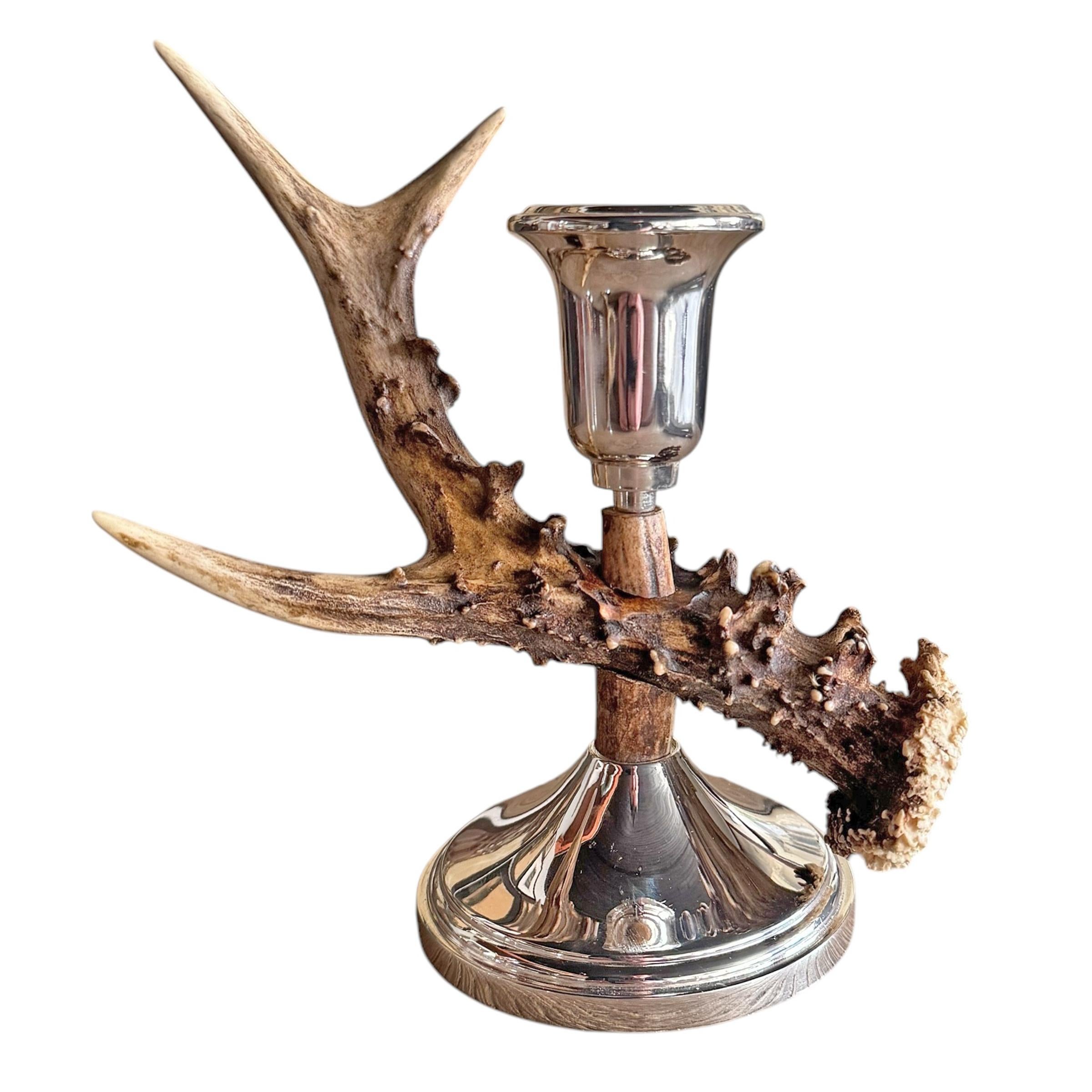 Coppia di candelabri svizzeri di cervo In condizioni buone in vendita a Chicago, IL