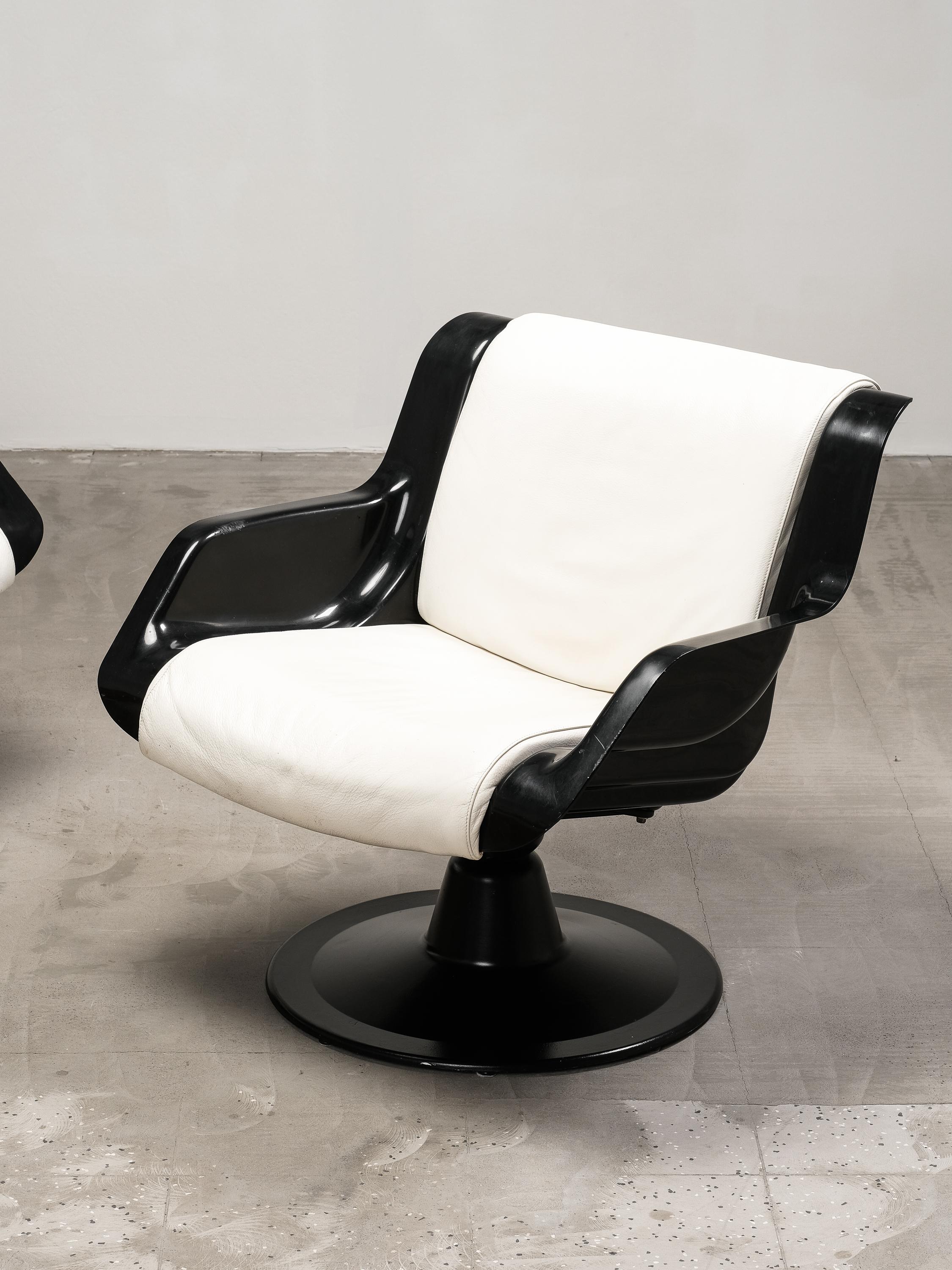 Remarquable paire de chaises longues pivotantes, modèle 3814-1KF, conçues par Yrjö Kukkapuro pour Haimi dans les années 1960. Ces pièces sculpturales illustrent la philosophie moderniste de Kukkapuro, qui allie l'ergonomie fonctionnelle à une forme