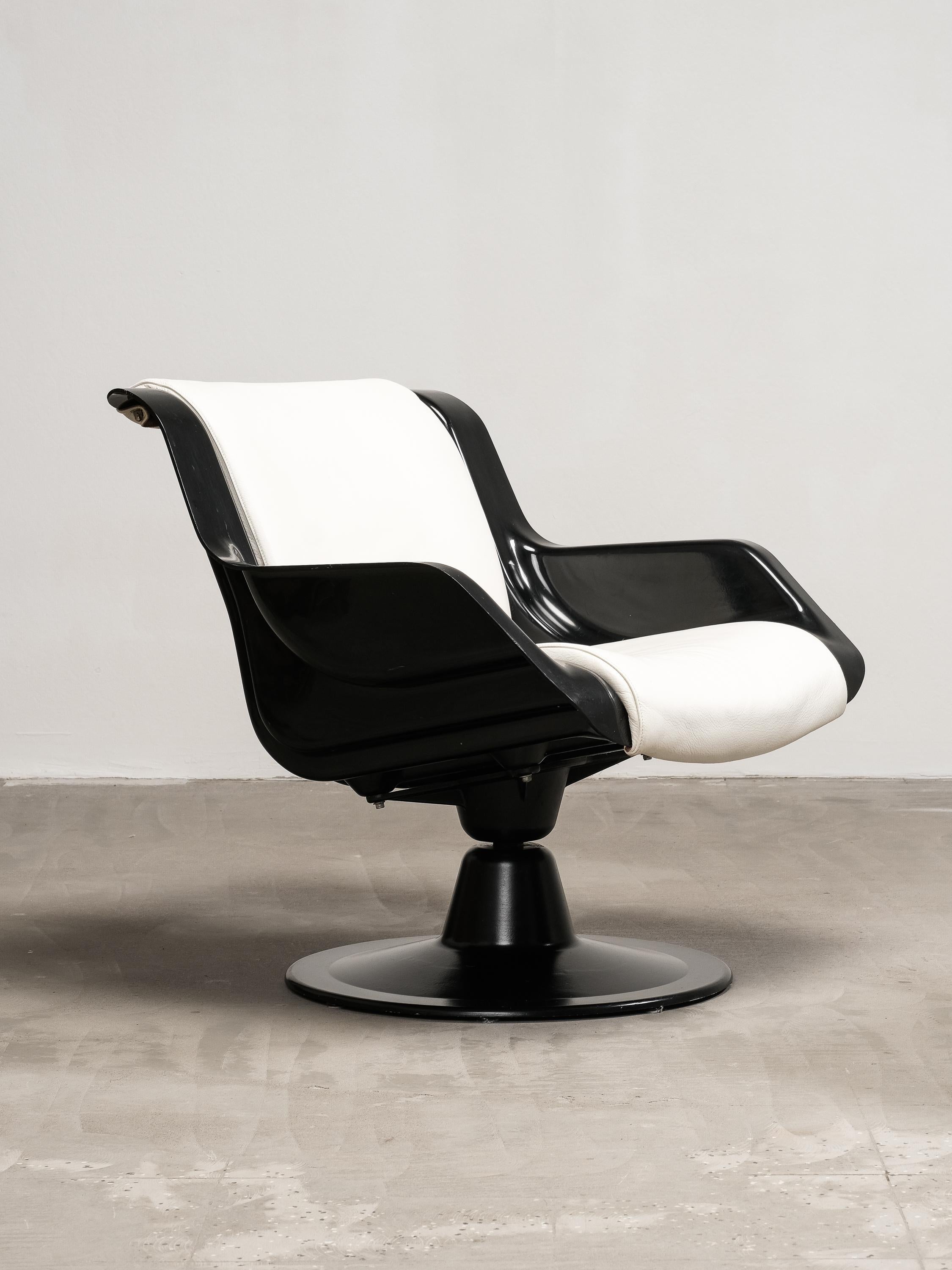 Mid-Century Modern Paire de chaises longues pivotantes 3814-1KF par Yrjö Kukkapuro, Haimi, Finlande, années 1960 en vente