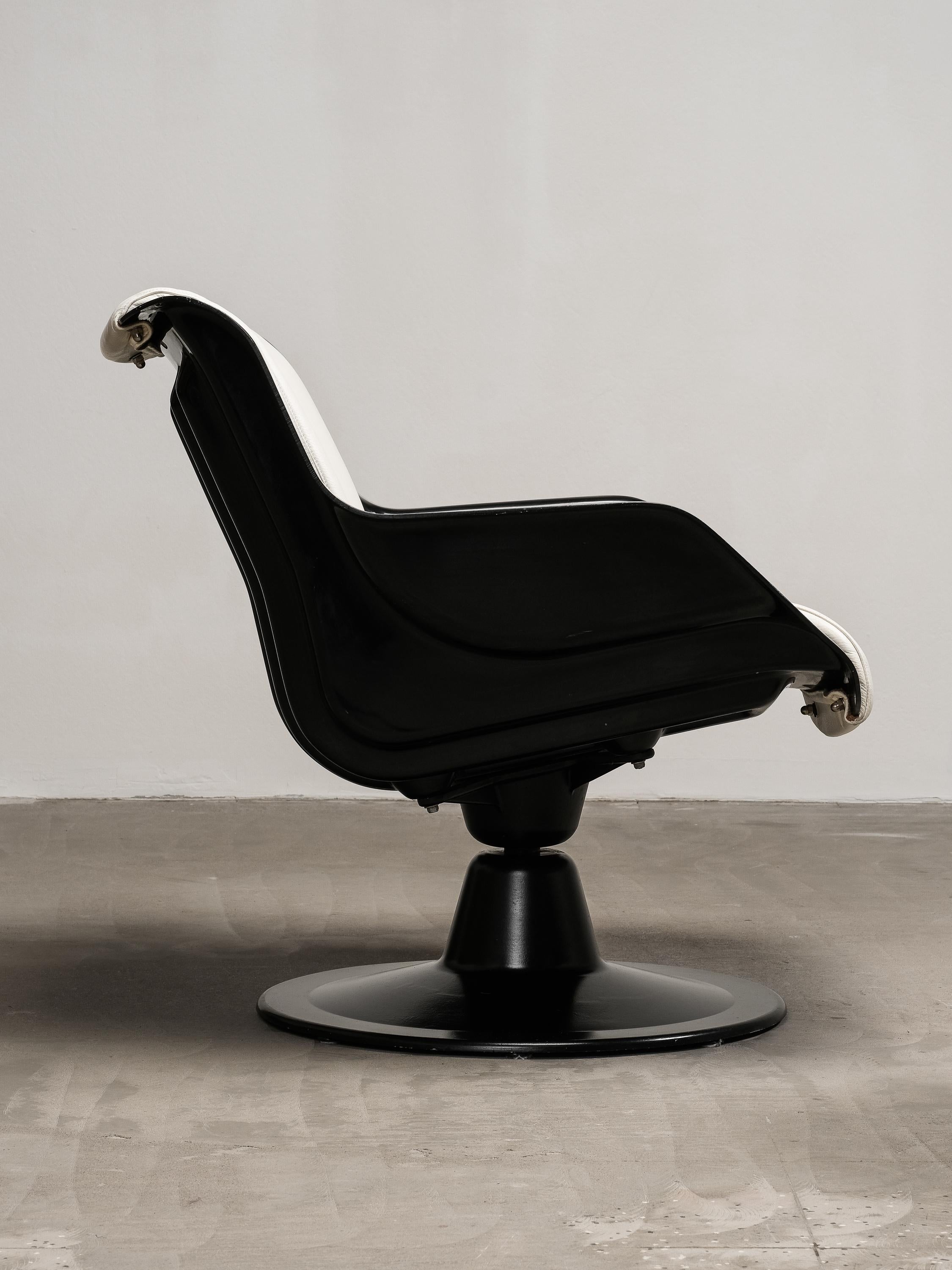 Paire de chaises longues pivotantes 3814-1KF par Yrjö Kukkapuro, Haimi, Finlande, années 1960 en vente 1