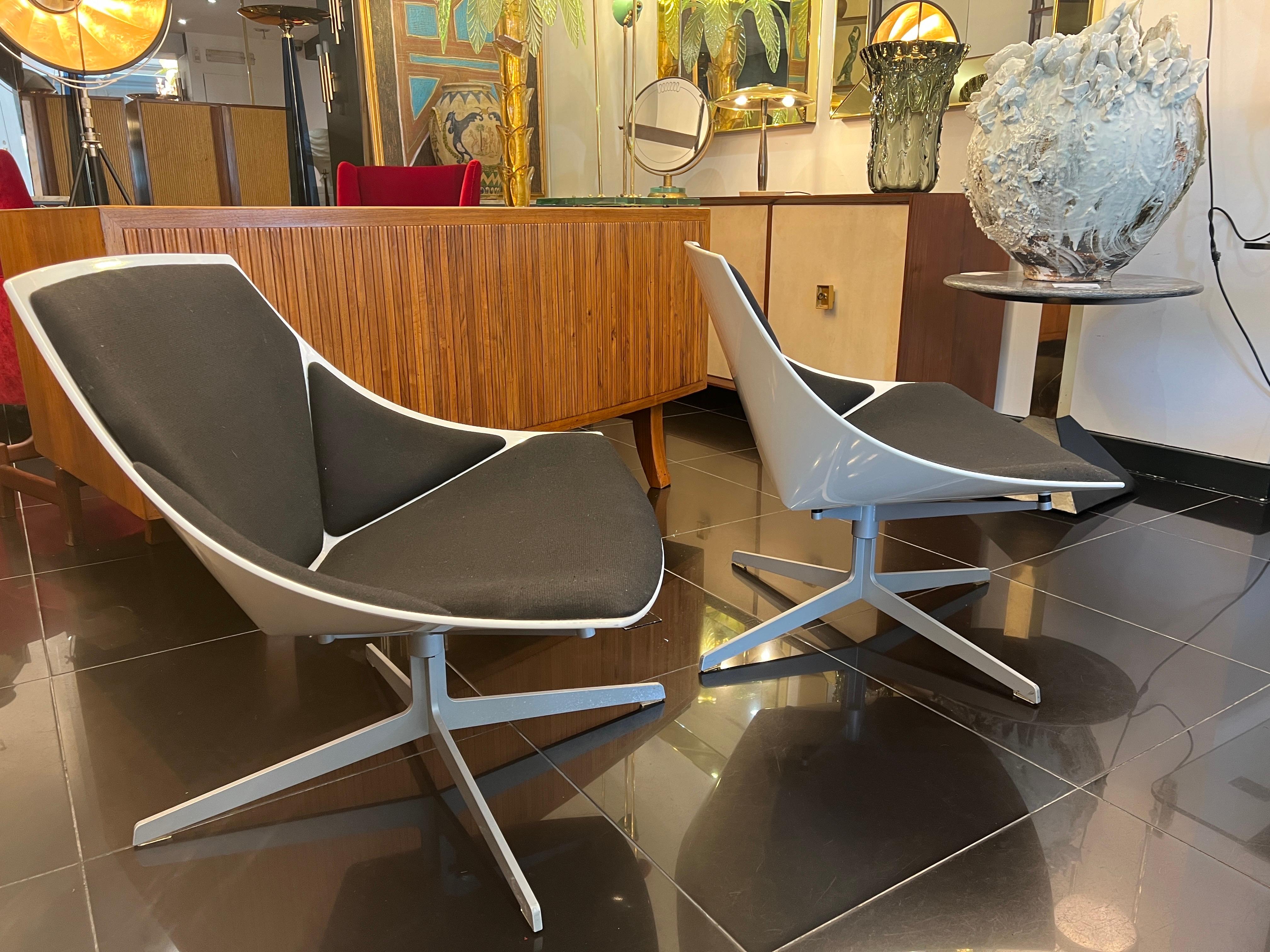 Hand-Crafted Pair of swivel armchairs by Fritz Hansen  For Sale