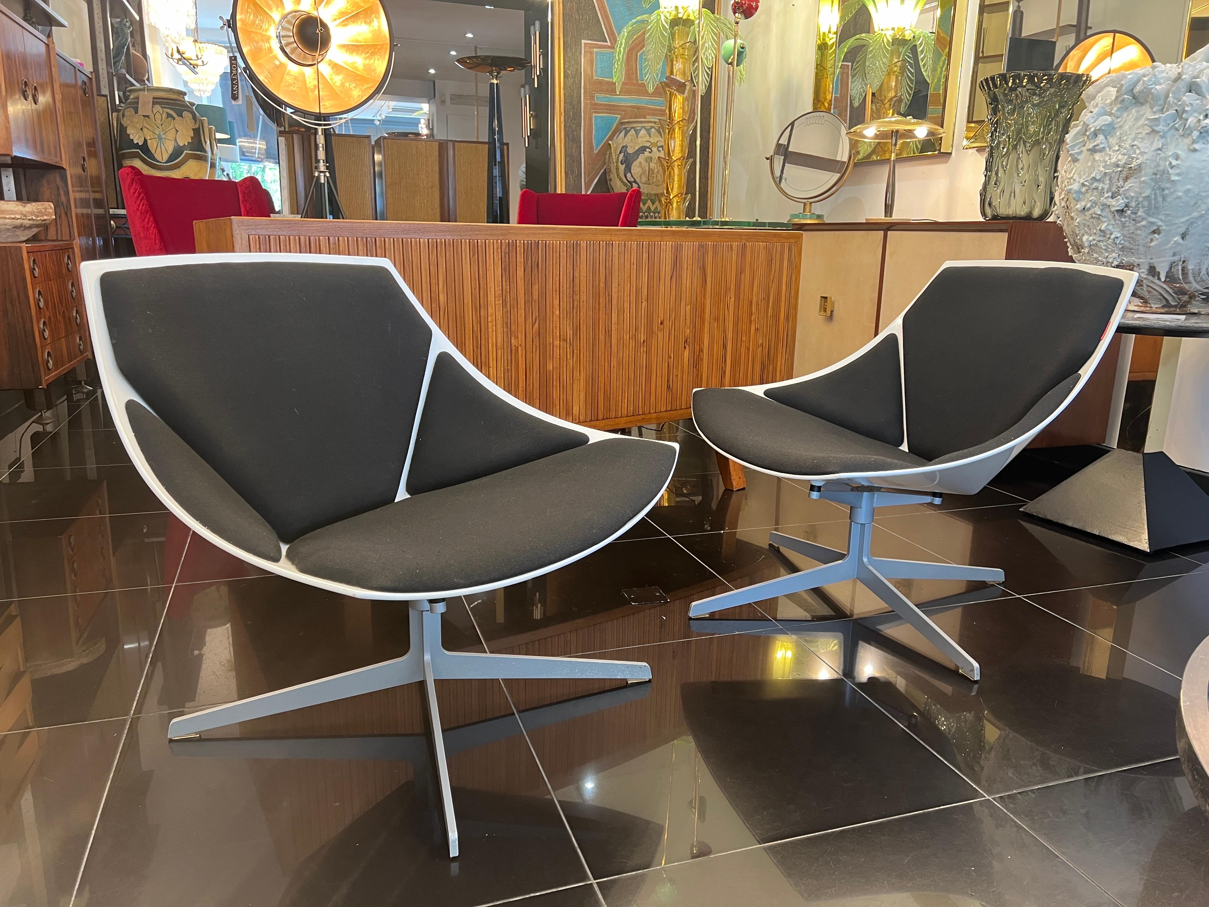 Pair of swivel armchairs by Fritz Hansen  In Good Condition For Sale In London, GB