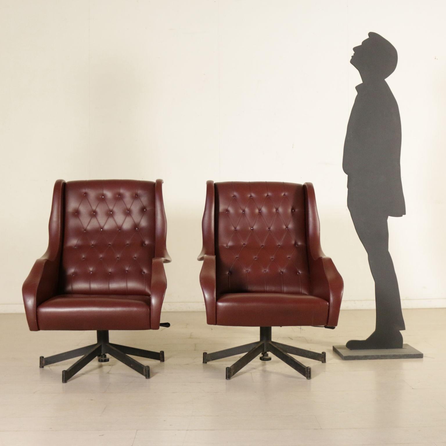 A pair of swivel reclining armchairs, foam padding and leatherette upholstery, metal base. Manufactured in Italy, 1960s.