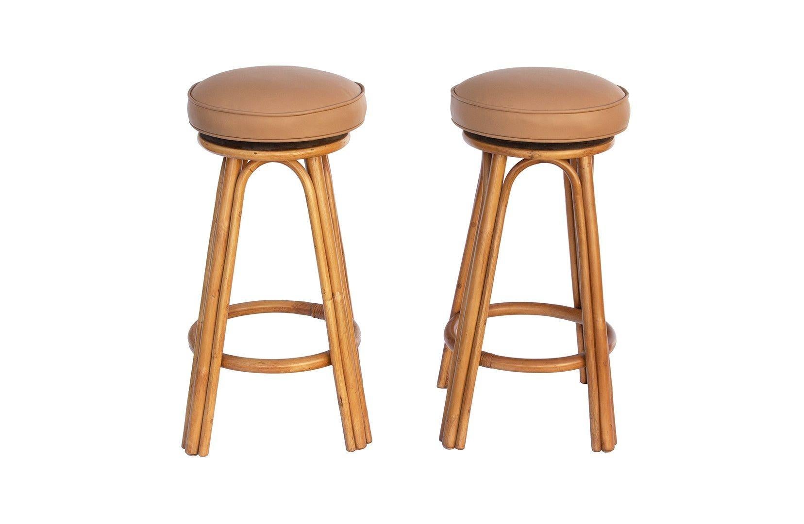 Pair of Swivel Barstools in Rattan and Leather 4