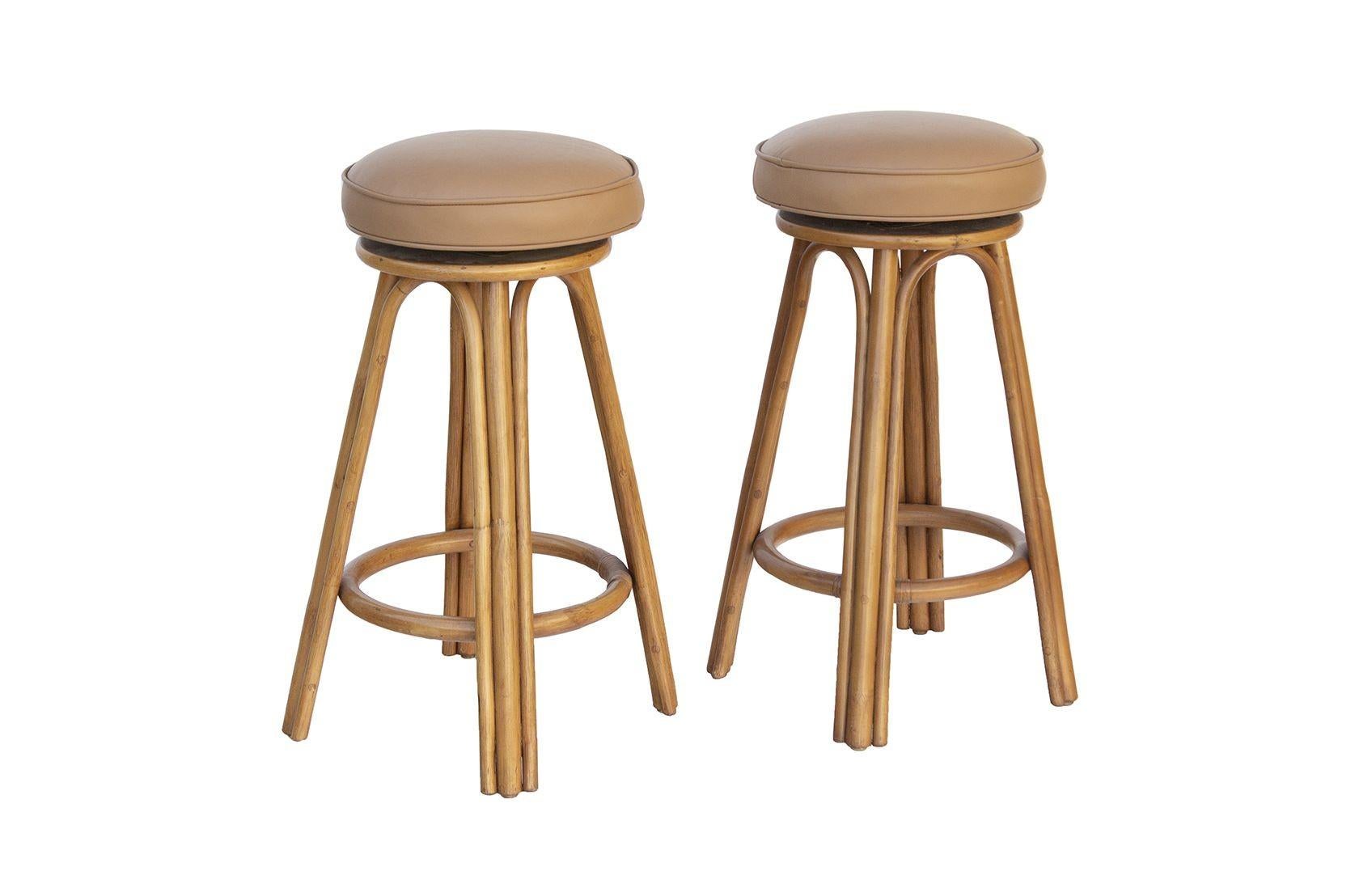 Mid-Century Modern Pair of Swivel Barstools in Rattan and Leather