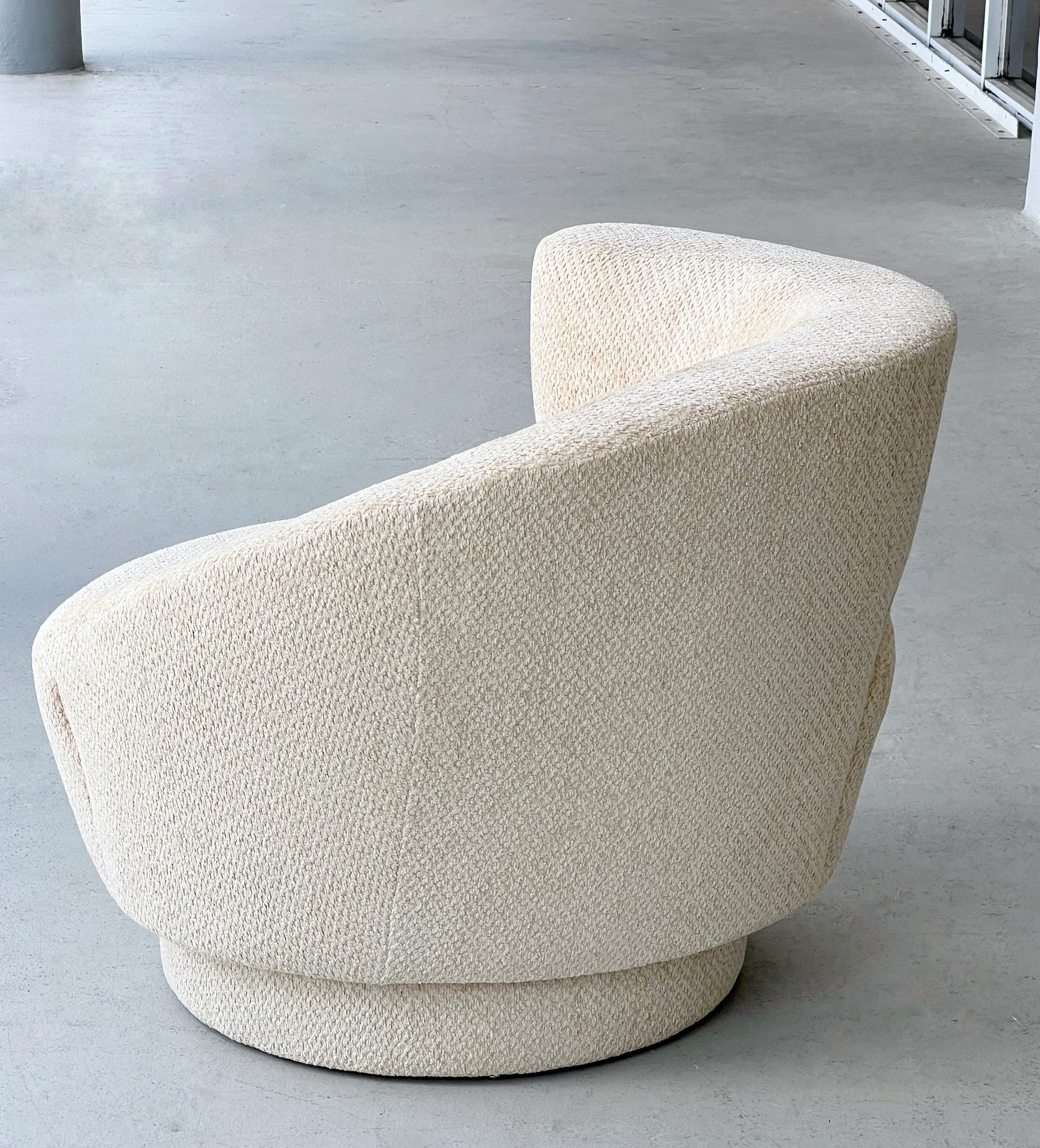Une paire de chaises à chenilles de Vladimir Kagan. Un design asymétrique sculptural extrêmement confortable. Une véritable paire avec accoudoirs de côté opposé. Mécanisme pivotant à 360°. Nouvellement rembourré en chenille boucle super douce. 