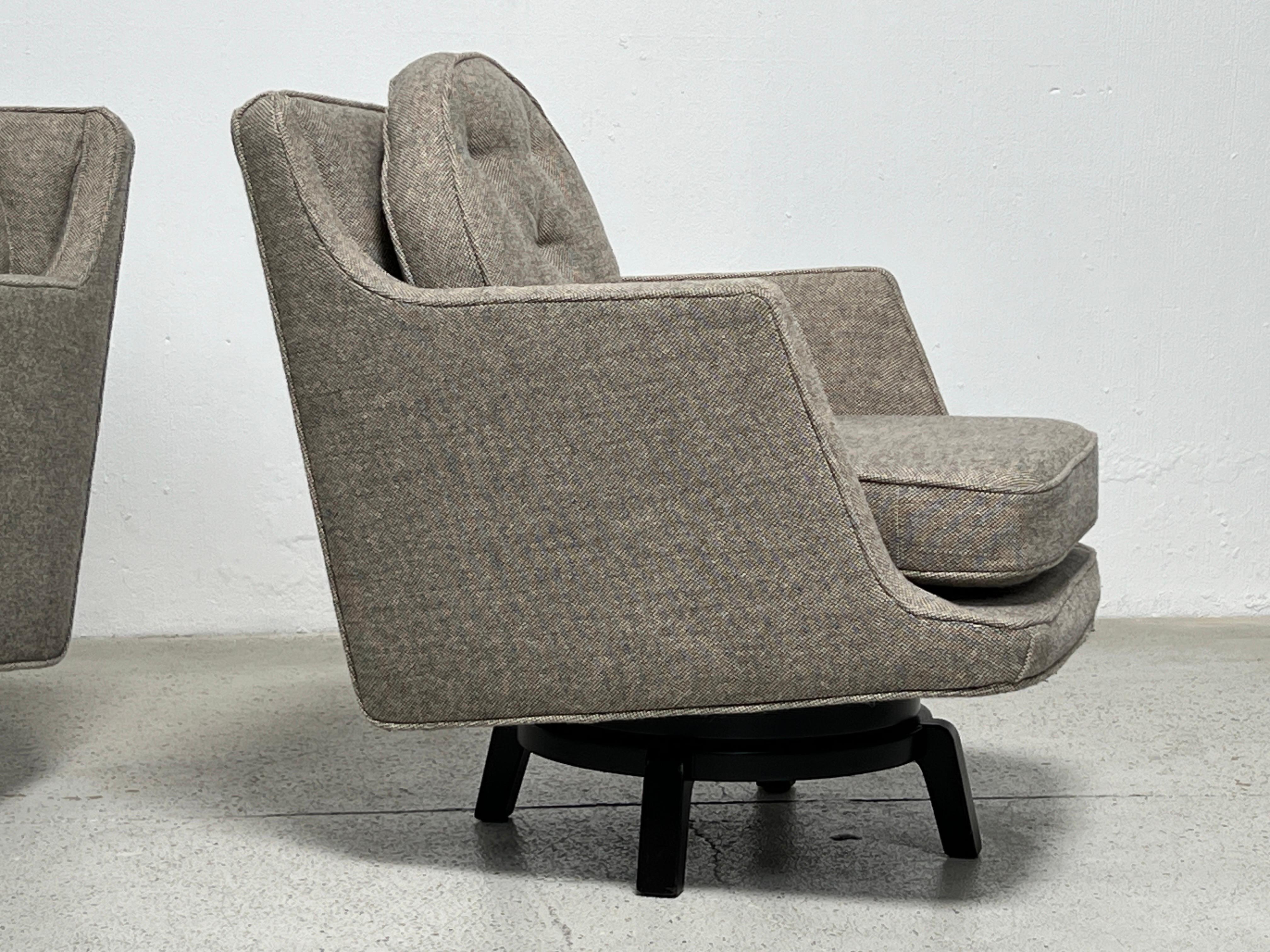 Ein Paar drehbare Sessel auf Mahagonifuß. Entworfen von Edward Wormley für Dunbar.
