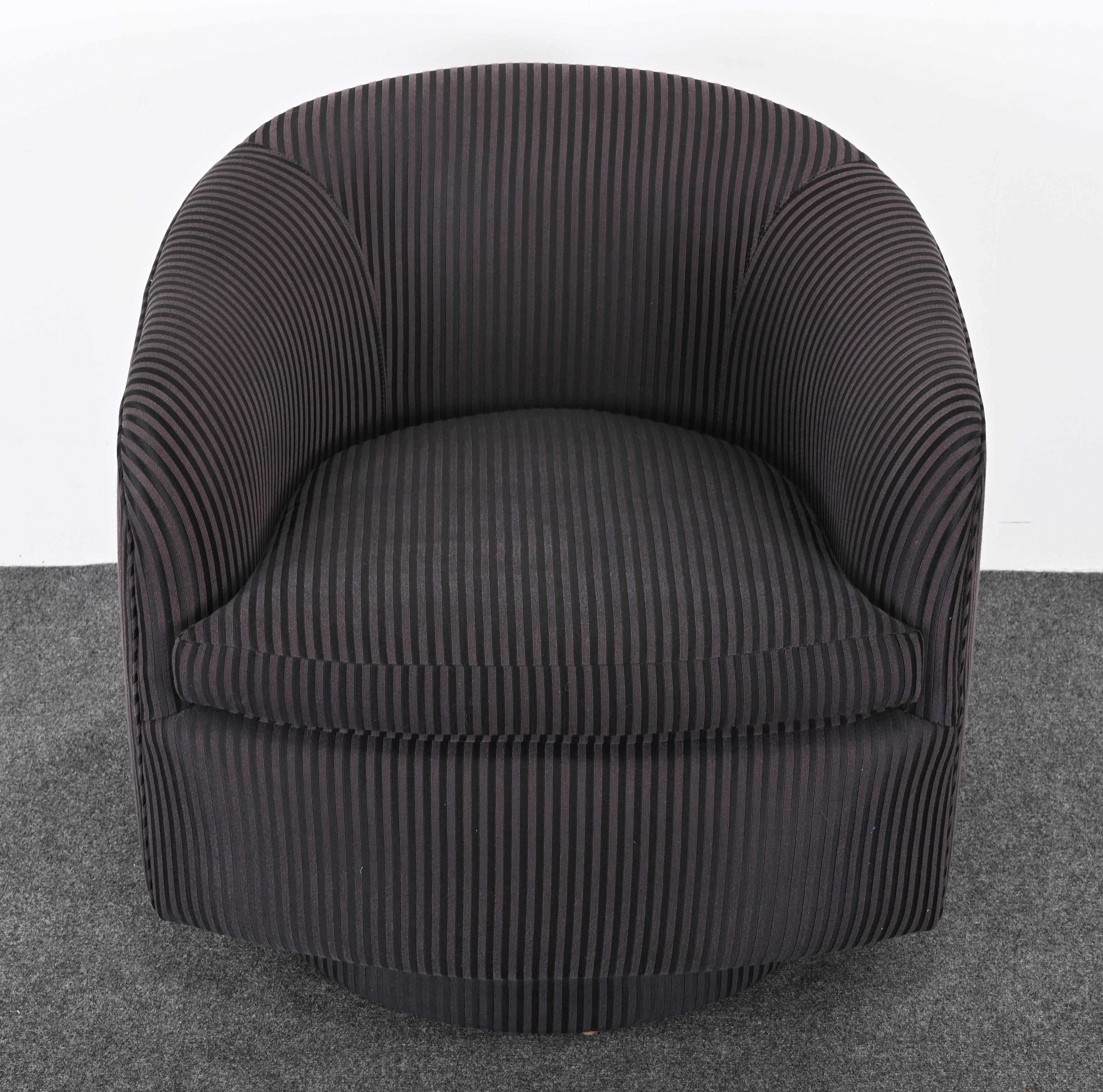 Tissu d'ameublement Paire de chaises pivotantes de Milo Baughman pour Thayer Coggin, 1990 en vente