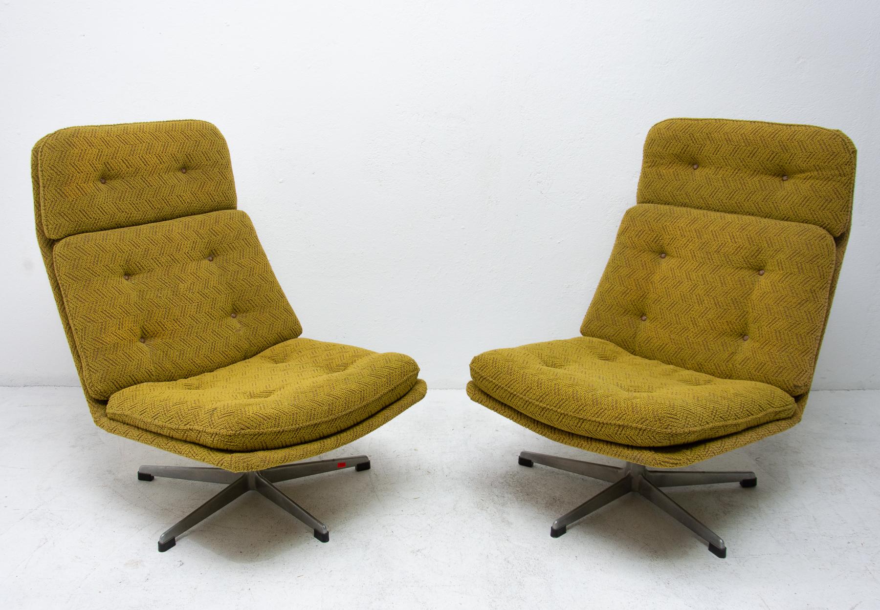 A pair of swivel chairs designed by German architect Gerald Neusser for the Czechoslovak company ÚP Závody. They were made in the former Czechoslovakia in the 1970s. The chairs are in very good condition without damage.
Price is for the
