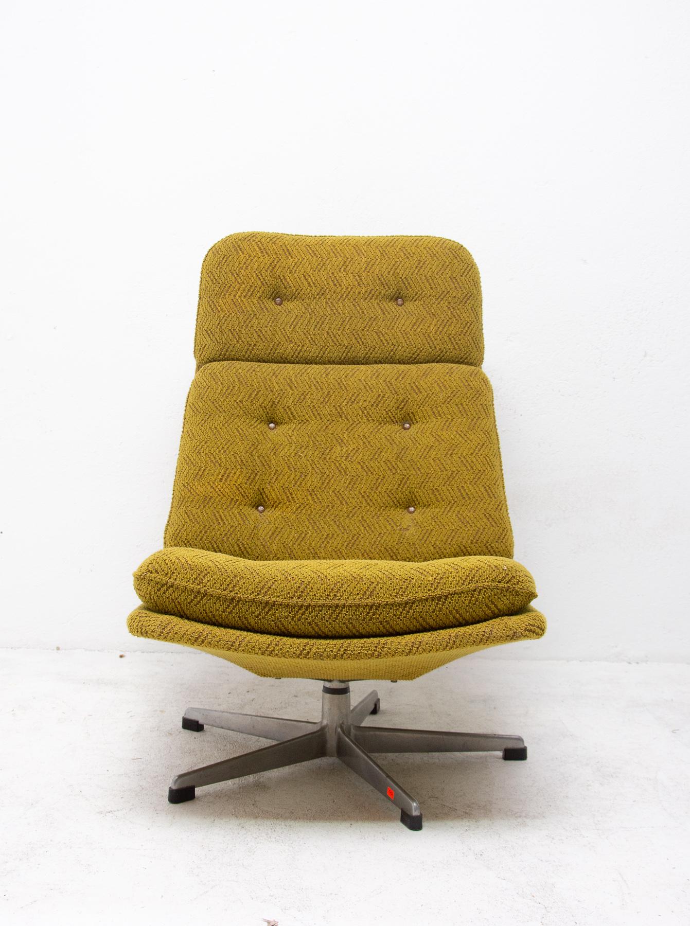Pair of Swivel Chairs Designed by Gerald Neusser for Úp Závody, 1970s In Good Condition In Prague 8, CZ