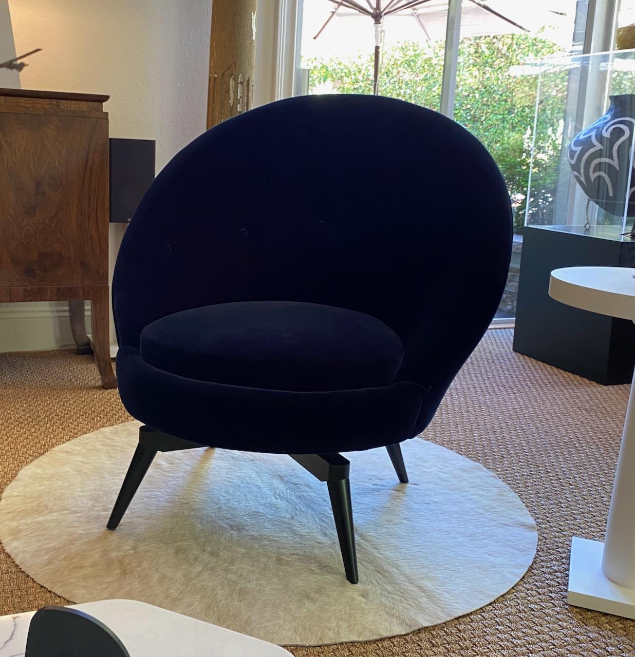 Mid-Century Modern Pair of Swivel Chairs in Navy Blue Velvet by Adm Bespoke For Sale