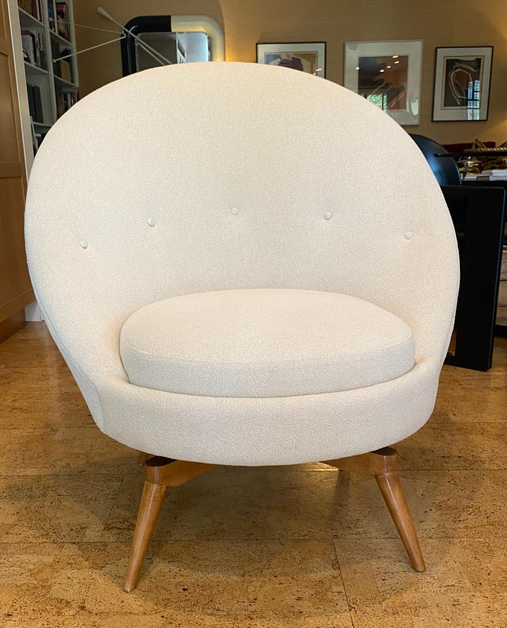 Mid-Century Modern Pair of Swivel Chairs in White Boucle with Natural Maple Base