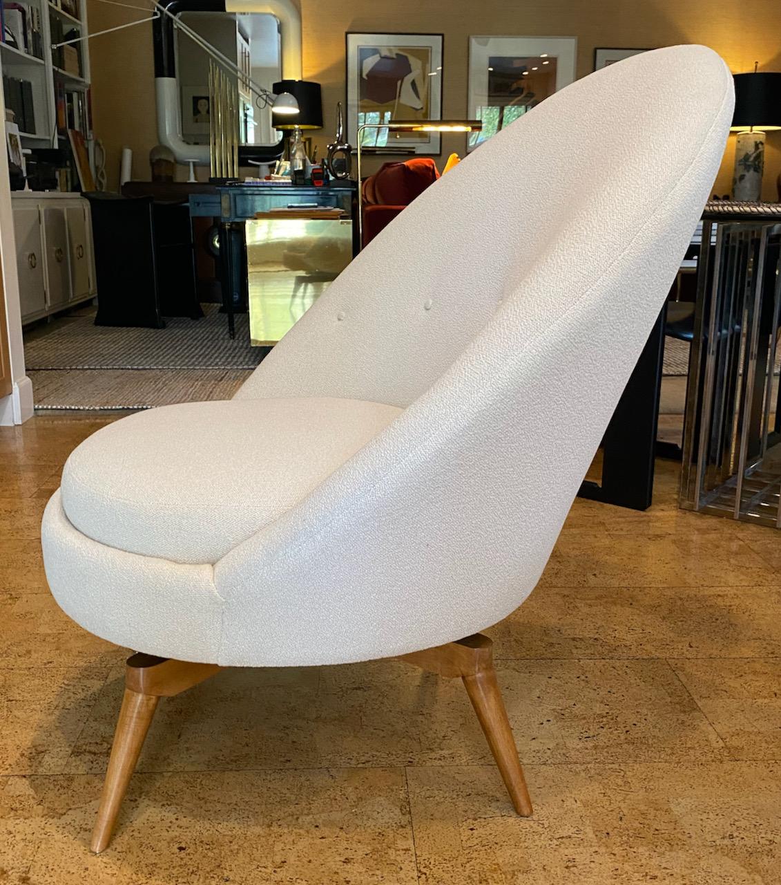 American Pair of Swivel Chairs in White Boucle with Natural Maple Base